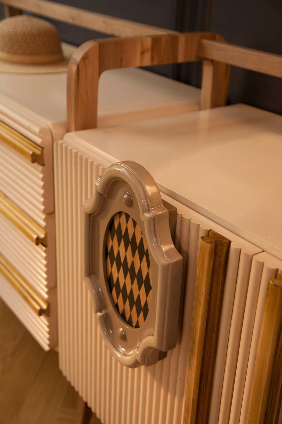 Postmoderne Buffet Matilda, deux portes et trois tiroirs, par Lola Glamour en vente