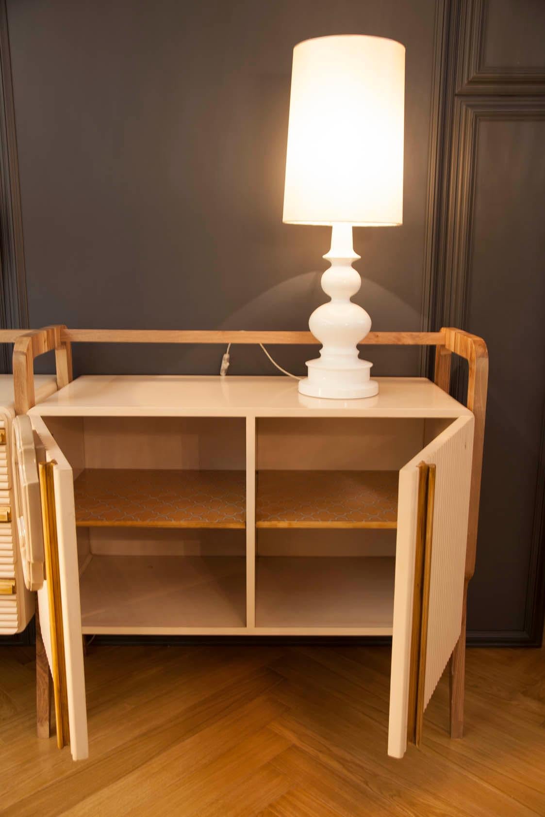XXIe siècle et contemporain Buffet Matilda, deux portes et trois tiroirs, par Lola Glamour en vente