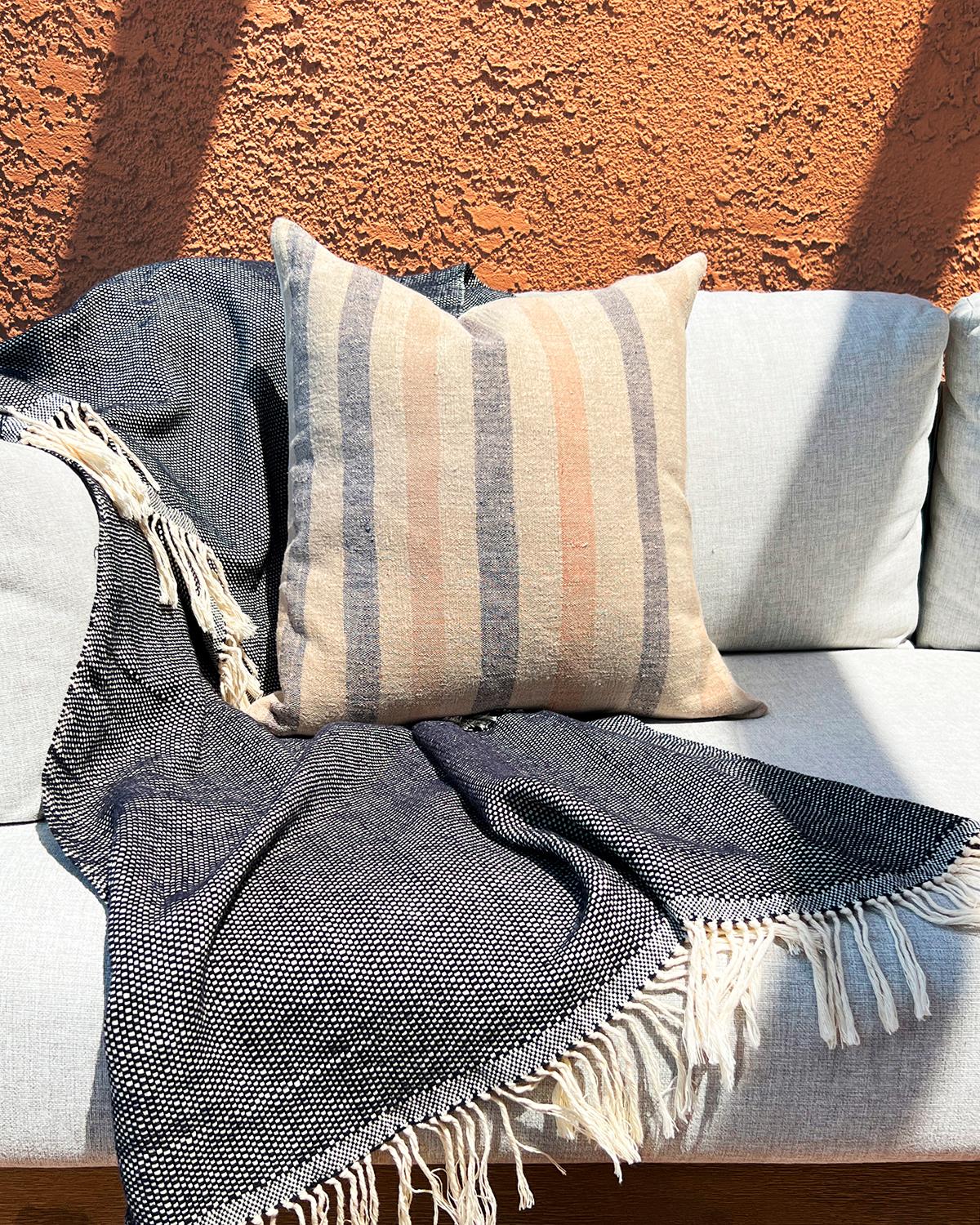 Rustico Cuscino a righe blu e rosa Matilde in lino vintage in vendita