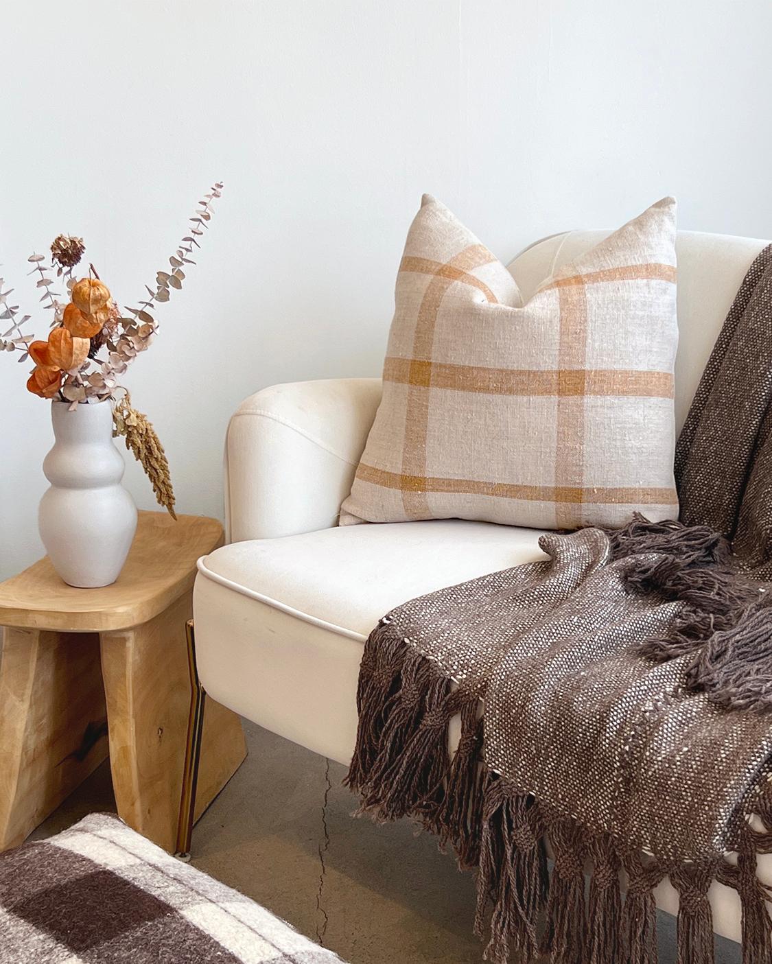 Rustique Coussin carré Matilde à carreaux moutarde fabriqué en lin vintage en vente