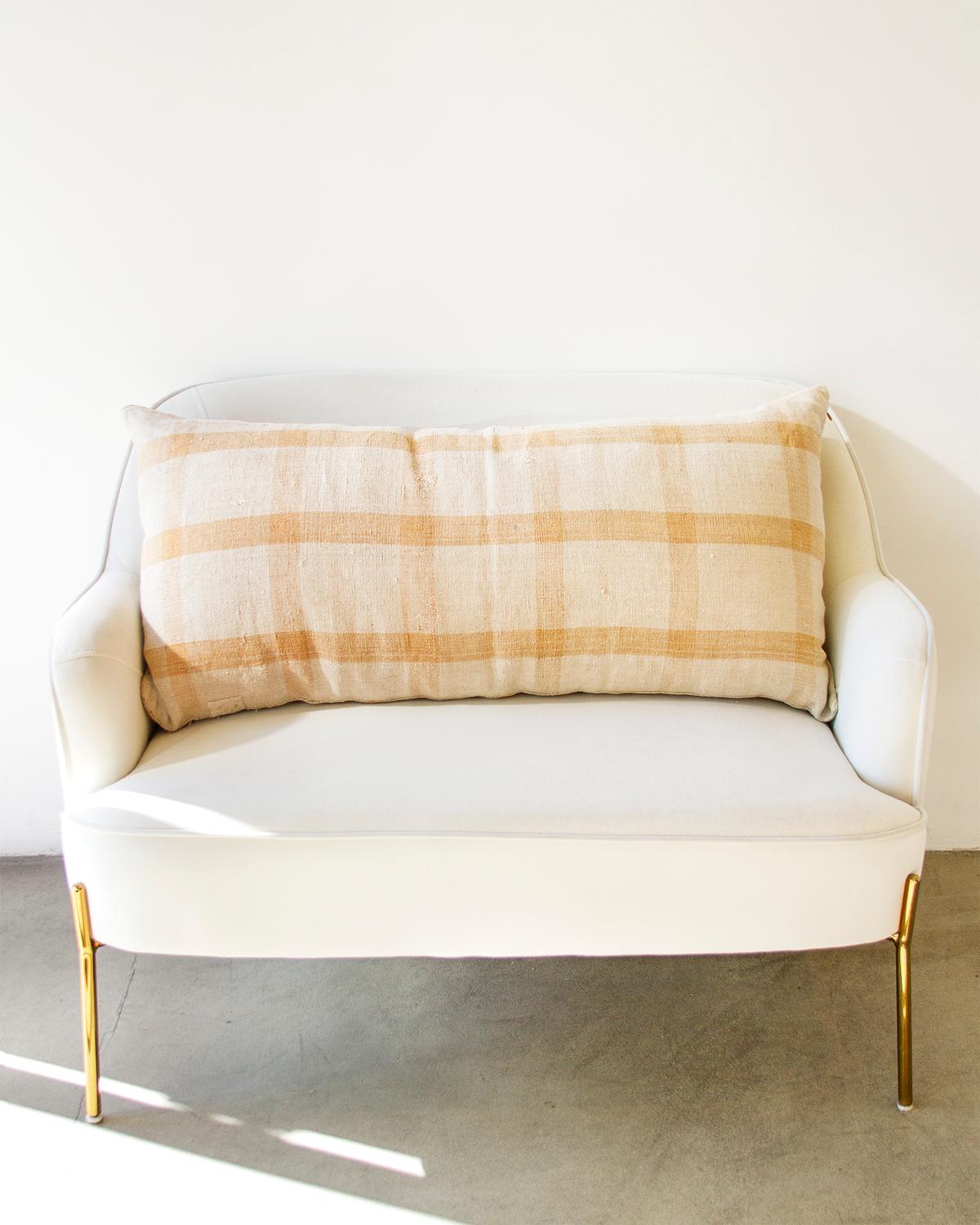 One of a kind vintage linen throw pillows to beautify your home. A hundred years ago these fabrics used to be cereal sacks in Northern Portugal. Now they get rediscovered and transformed into a rare collectible. This cosmopolitan Oversized Throw