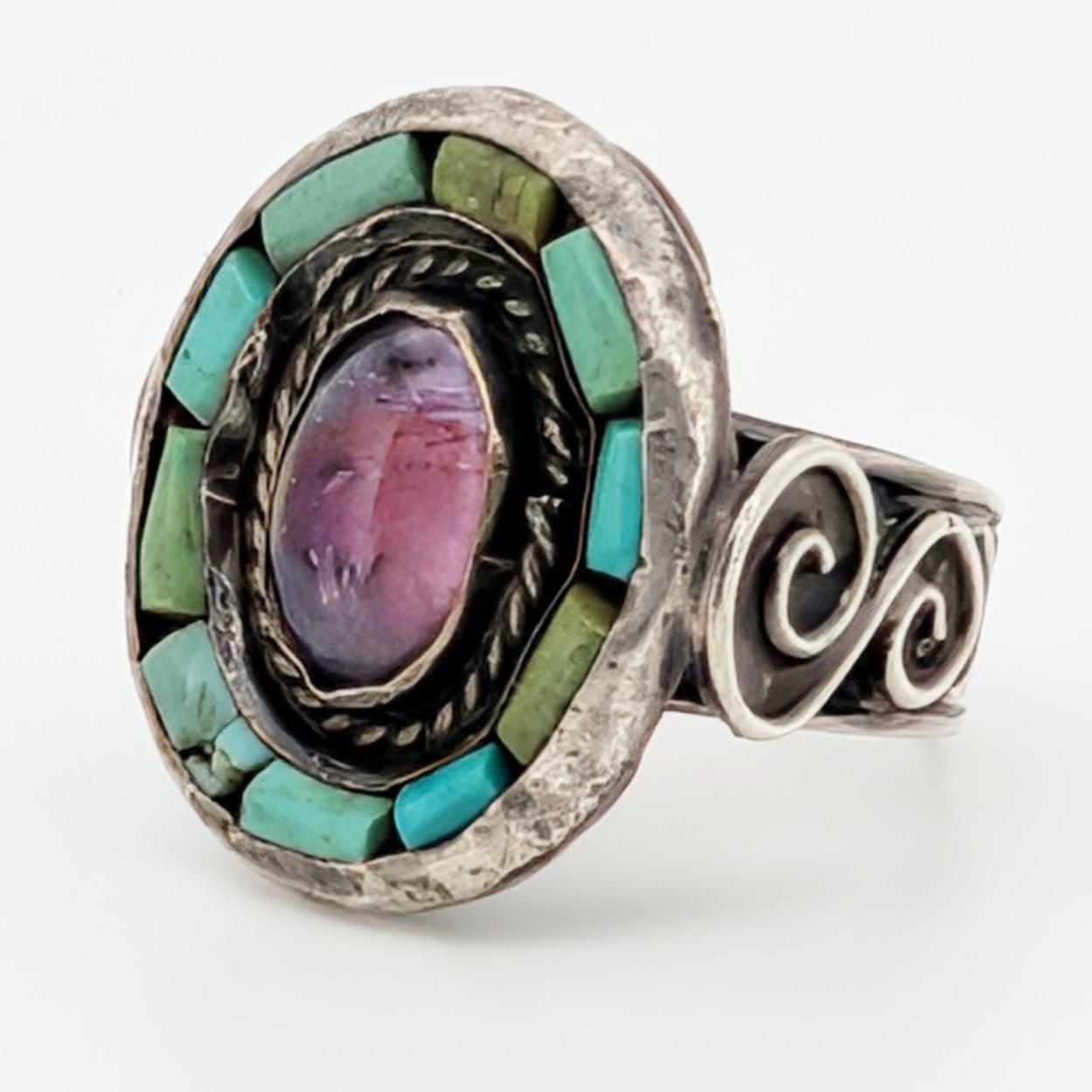 Dieser handgefertigte Ring aus Sterlingsilber von Matilde Poulat aus Mexiko-Stadt ist eine lebendige und unverwechselbare Kreation von Matl und zeigt ihre unverwechselbare Mischung aus traditioneller mexikanischer Handwerkskunst und modernem Design.