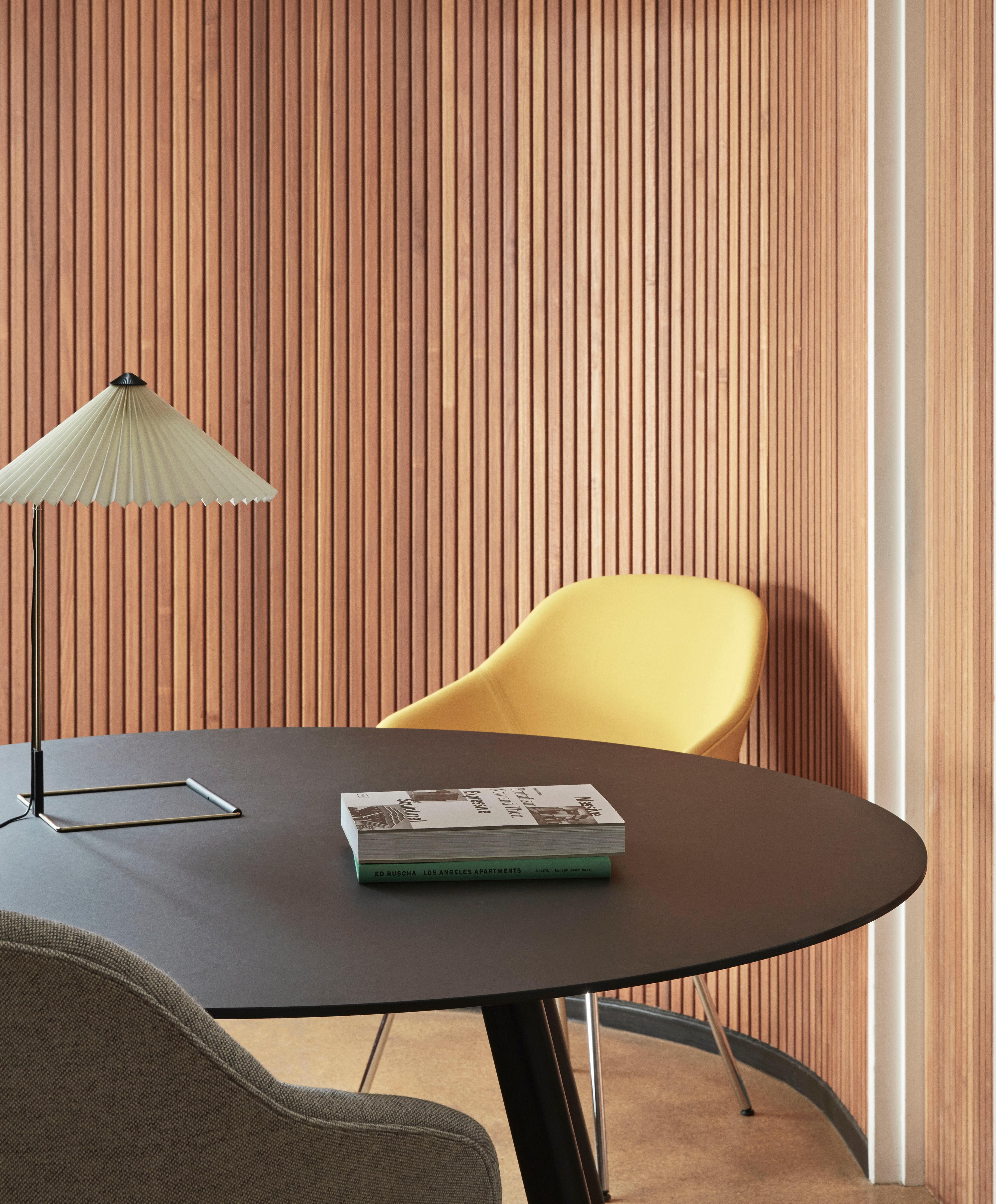 Die von Inga Sempé entworfene Tischleuchte Matin zeichnet sich durch ein modernes und zugleich poetisches Design aus. Ihre Konstruktion verbindet optische Feinheit mit physischer Robustheit. 

Sie besteht aus einem gebogenen Stahldrahtgestell in
