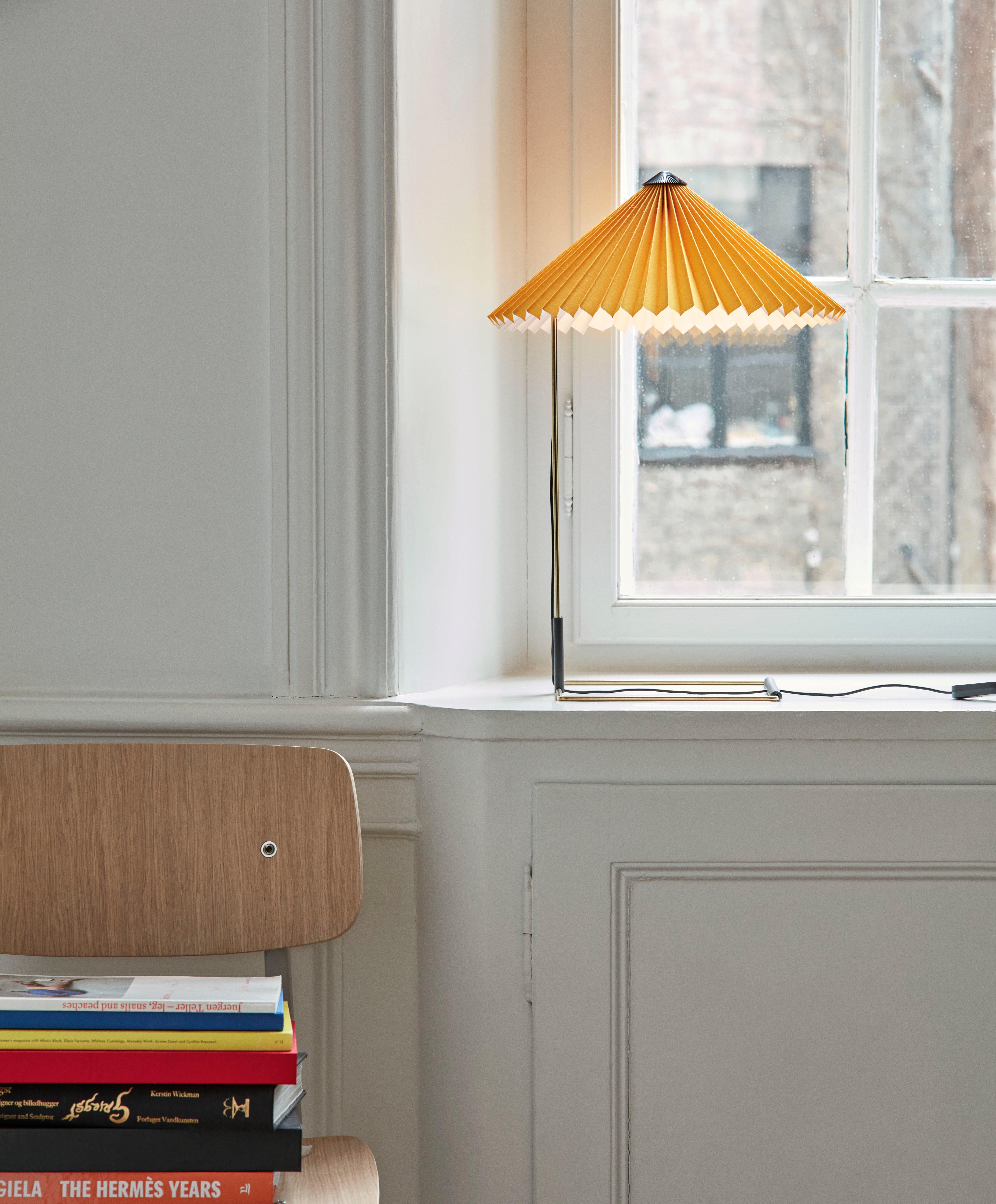 Die von Inga Sempé entworfene Matin Tischleuchte bietet ein modernes und zugleich poetisches Design, dessen Konstruktion visuelle Zartheit mit physischer Robustheit verbindet. 

Sie besteht aus einem gebogenen Stahldrahtgestell in poliertem