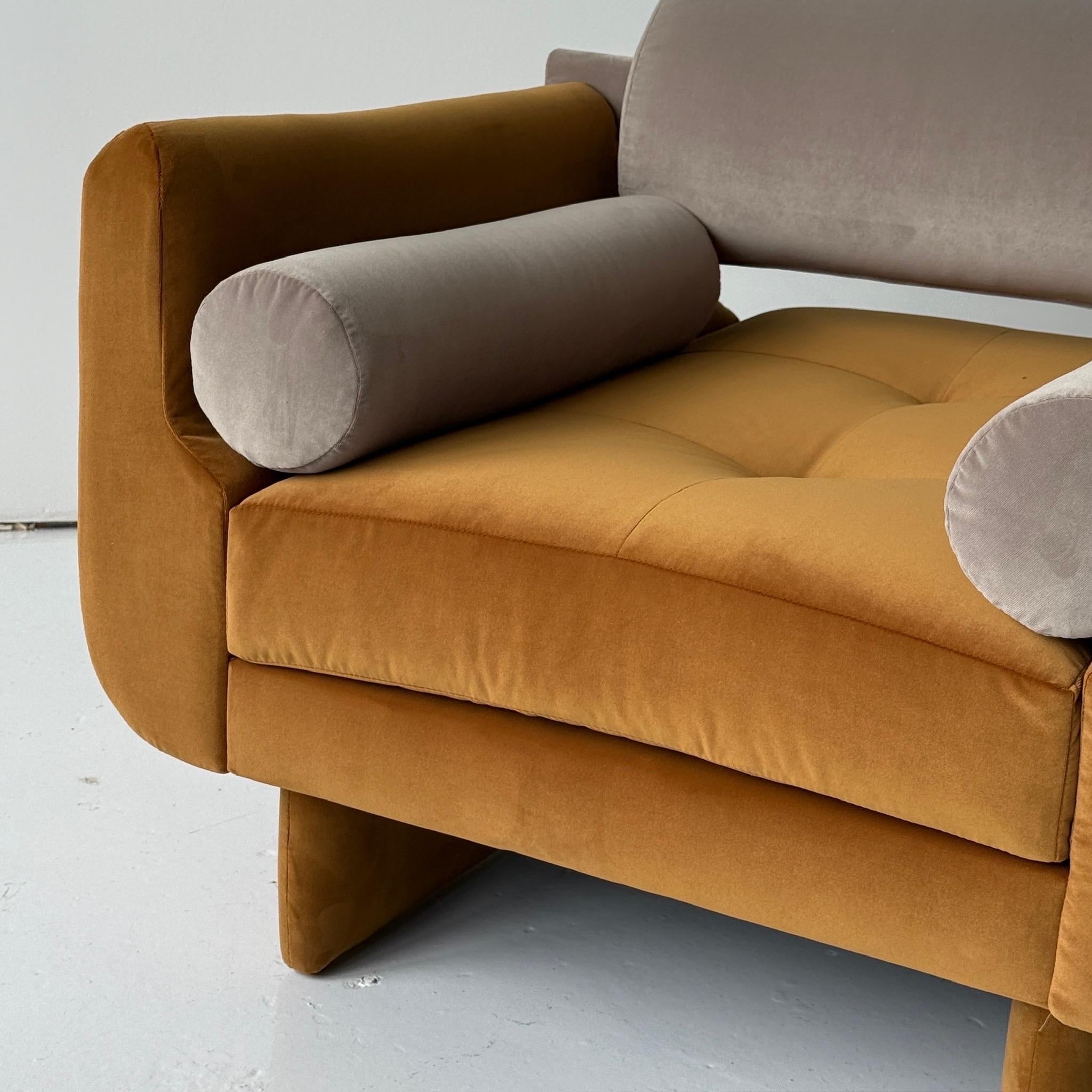 c. 2000s. USA. Neu gepolstert mit zweifarbigem Samt von Knoll  

