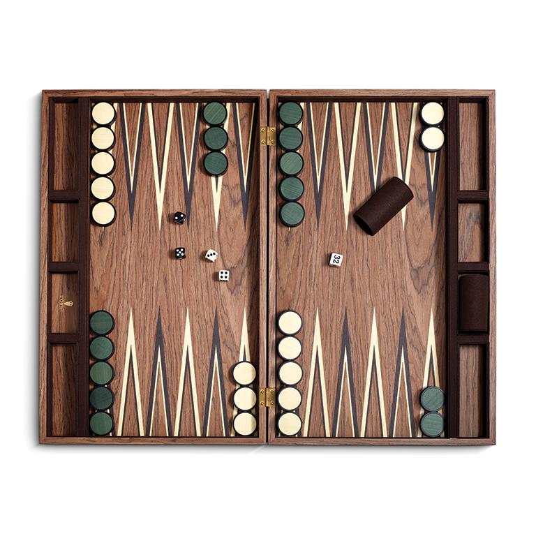 Ein traditionelles Backgammon-Set mit modernem, zeitlosem Stil. Handgefertigt, mit Intarsien aus Naturholz und Wildlederrücken.

Präsentiert in einer luxuriösen Geschenkbox