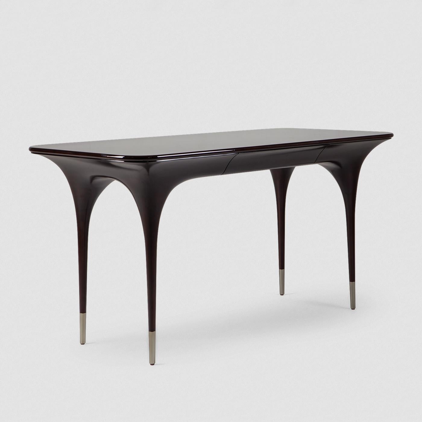 Desk Matis with structure in solid mahogany wood
in black lacquered finish. With brushed nickel finish feet on 
each leg and with 1 drawer covered with suede leather.