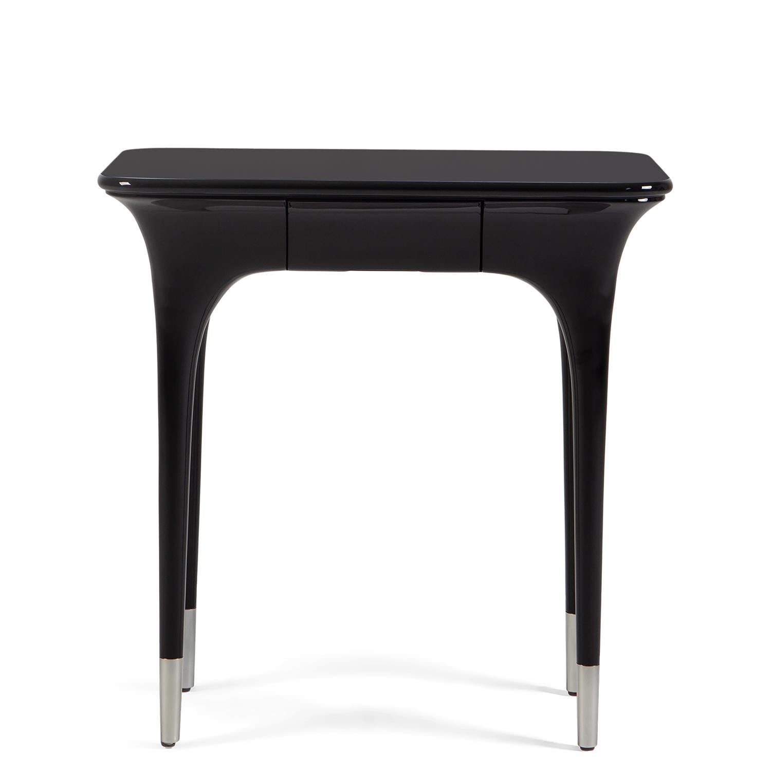 Table d'appoint Matis Tiroir avec structure en bois d'acajou massif
en finition laquée noire. Avec 1 tiroir avec système de glissement facile.
Avec des pieds en finition nickel brossé sur chaque jambe.