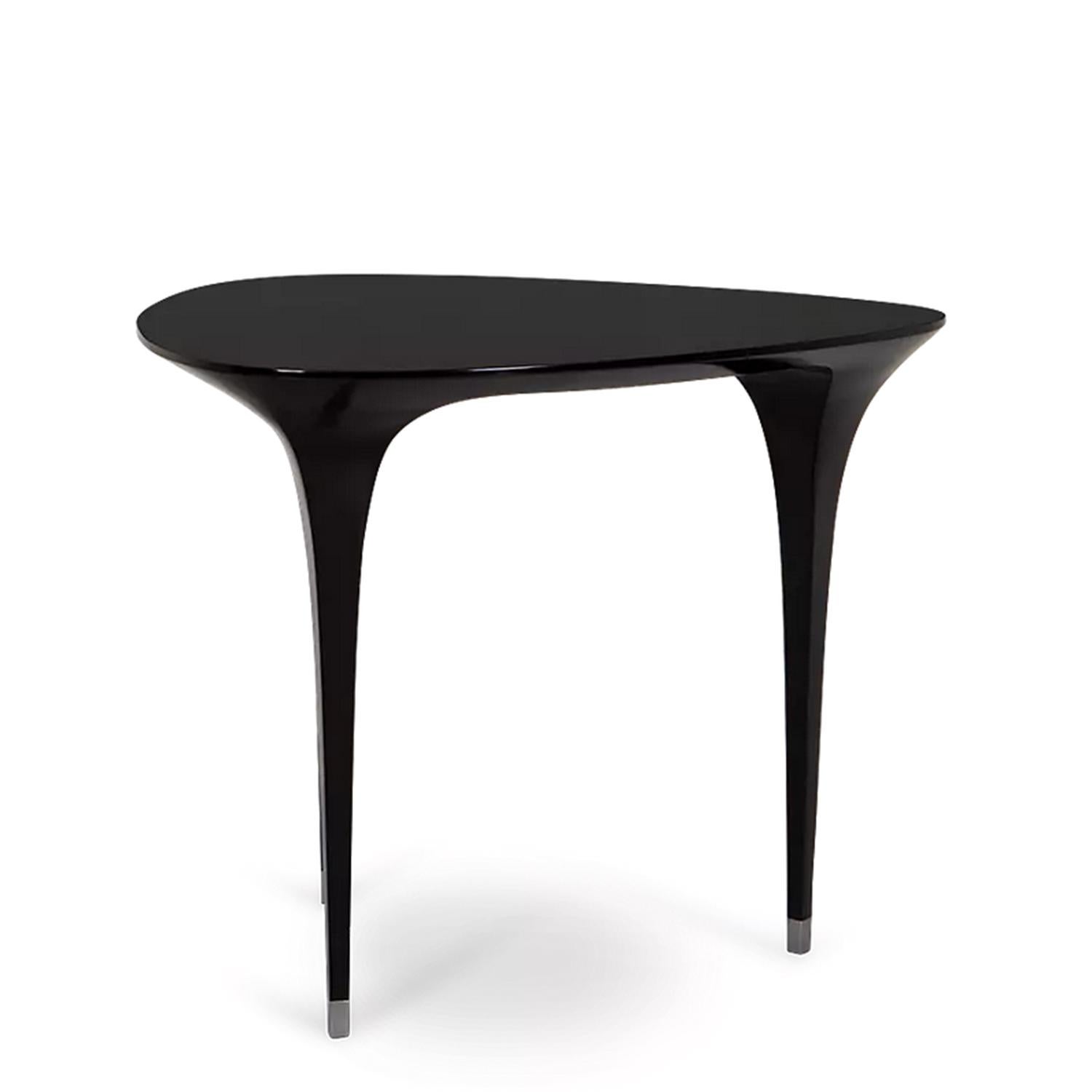Table d'appoint Matis avec structure en bois massif d'acajou
en finition laquée noire. Avec des pieds en finition nickel brossé sur 
chaque jambe.