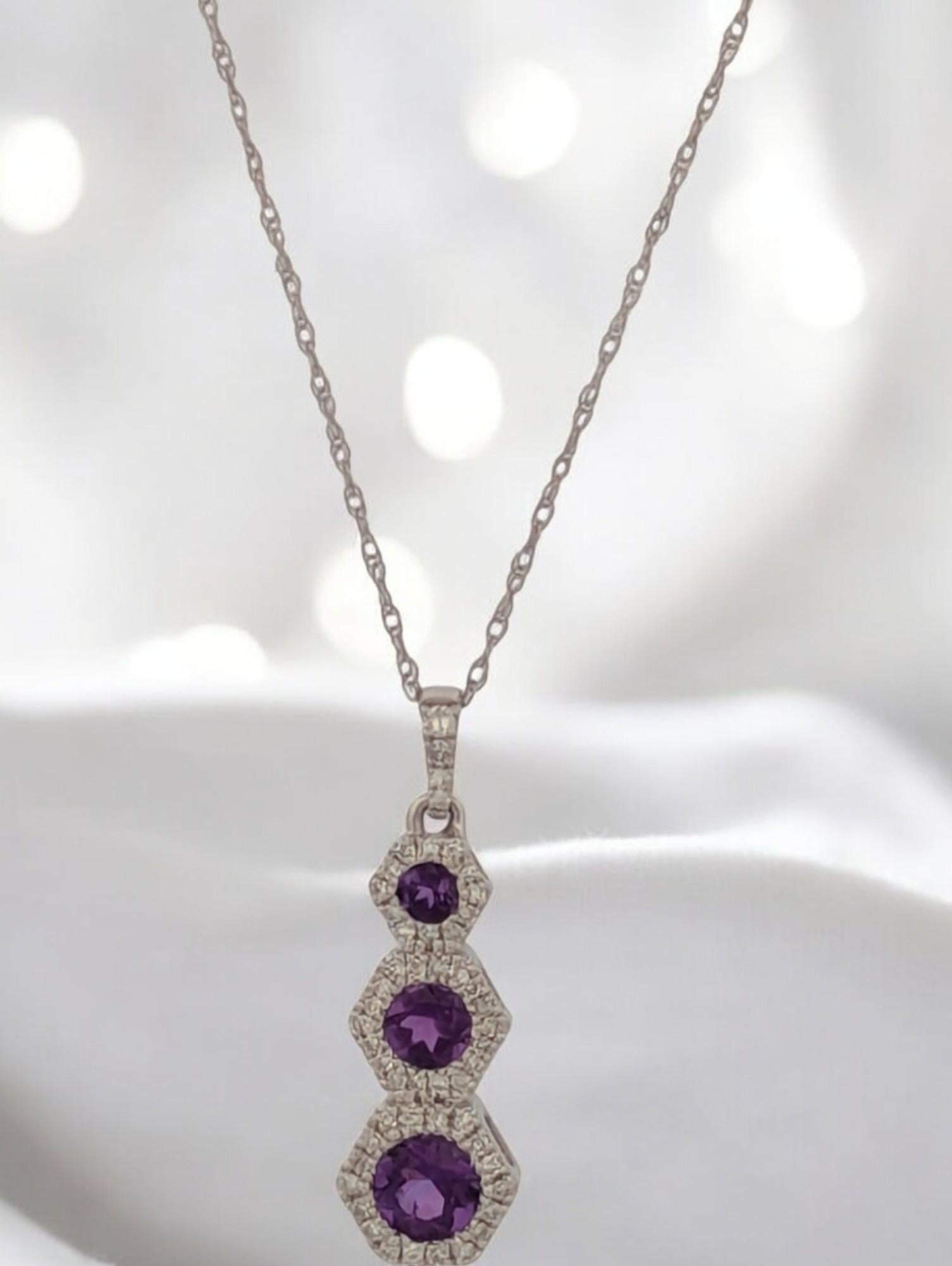 Una fusione senza tempo di Eleganza e Scintillio.
Ti presentiamo la Collana Matisse, un delicato capolavoro realizzato in lucente oro bianco 10 carati e impreziosito da 0,16 carati di abbaglianti diamanti naturali e vivaci gemme di ametista.