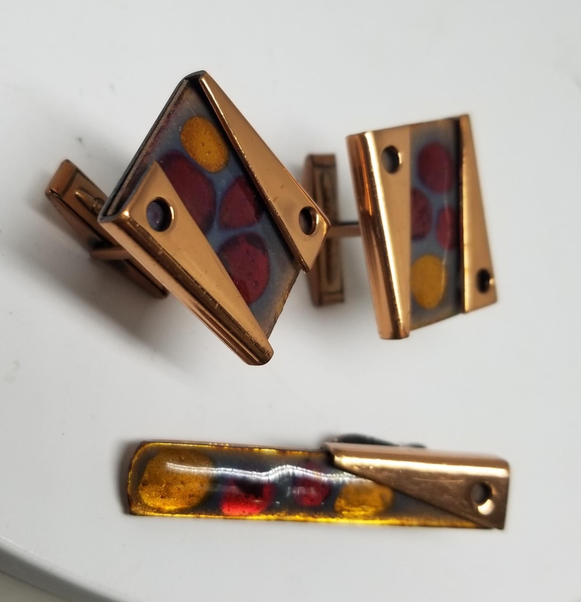 Rare set of vintage 1950s abstract modernist enamel on copper cuff links and tie bar by Matisse of California. Outstanding colorful design to the enamel in grey and colorless with flecks of multi-colors, and set in restrained geometric design copper