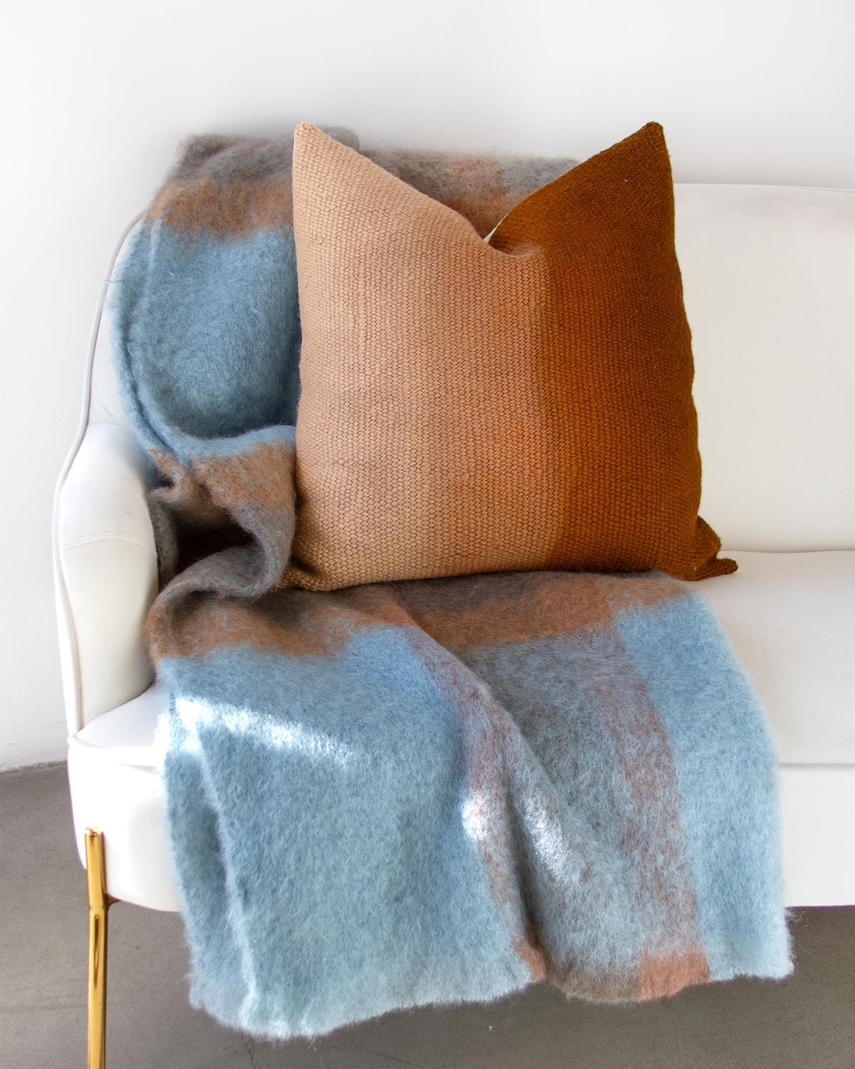 Ajoutez de la couleur à votre canapé cet automne
Ce coussin Matiz Brown Ombre Throw Pillow est une façon unique d'ajouter un style moderne et organique à votre décoration intérieure. Tissé à la main en laine de mouton, l'effet d'ombre est obtenu