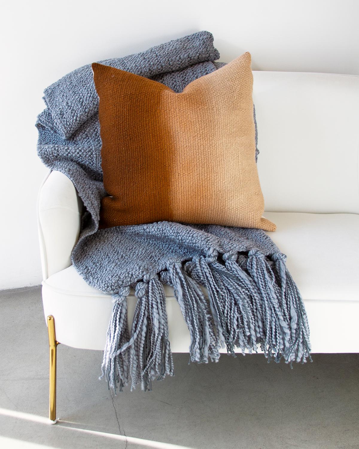 Matiz Brown Ombre Throw Pillow Handwoven Textured Sheep Wool (Organische Moderne) im Angebot