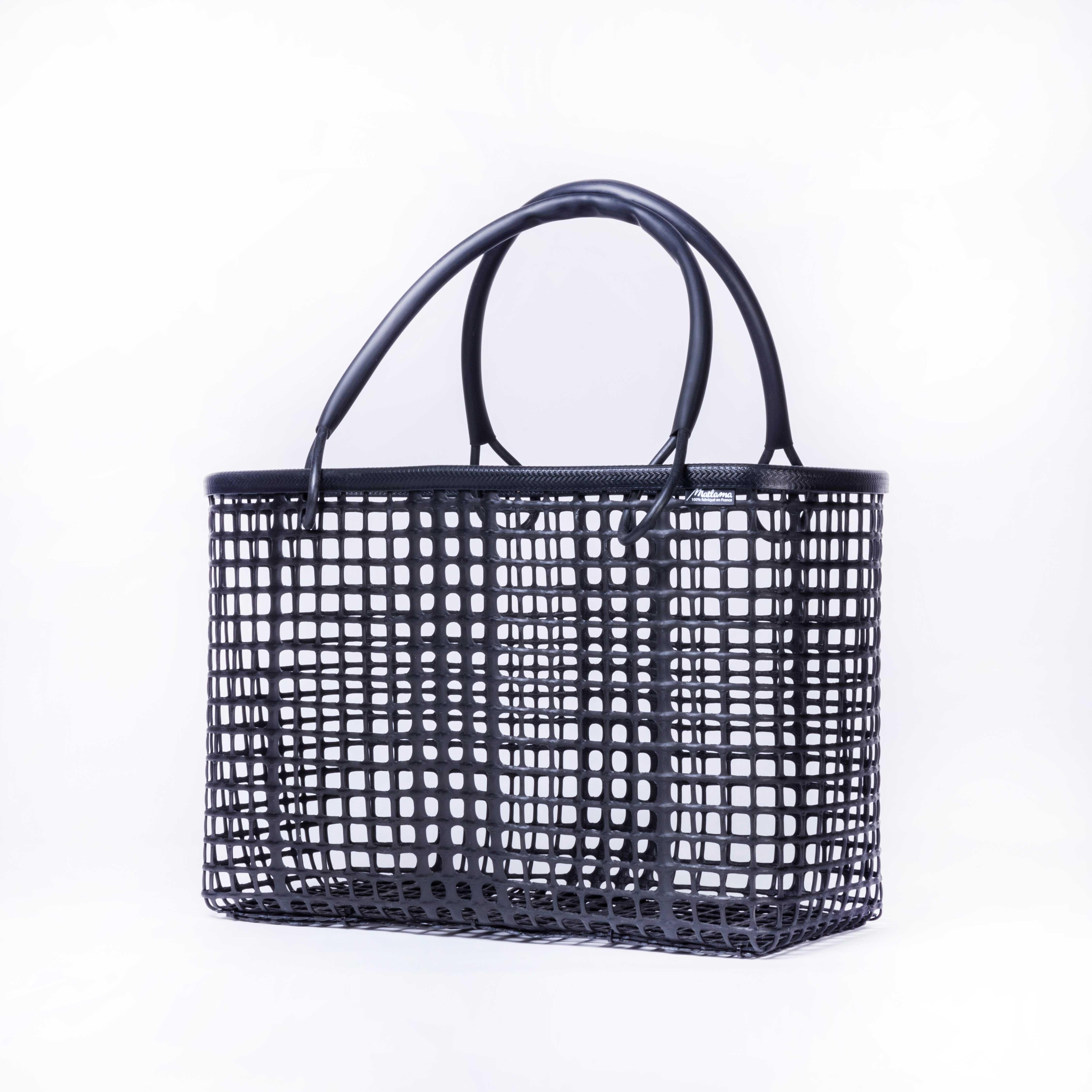 Matlama French Tote bag
Matlama French Tote bag. Contemporary black graphite grey tote bag. Designed by Marina Richer in her workshop in La Rochelle. This is made of the polypropylene mesh used in the manufacture of oyster bags. These pockets are
