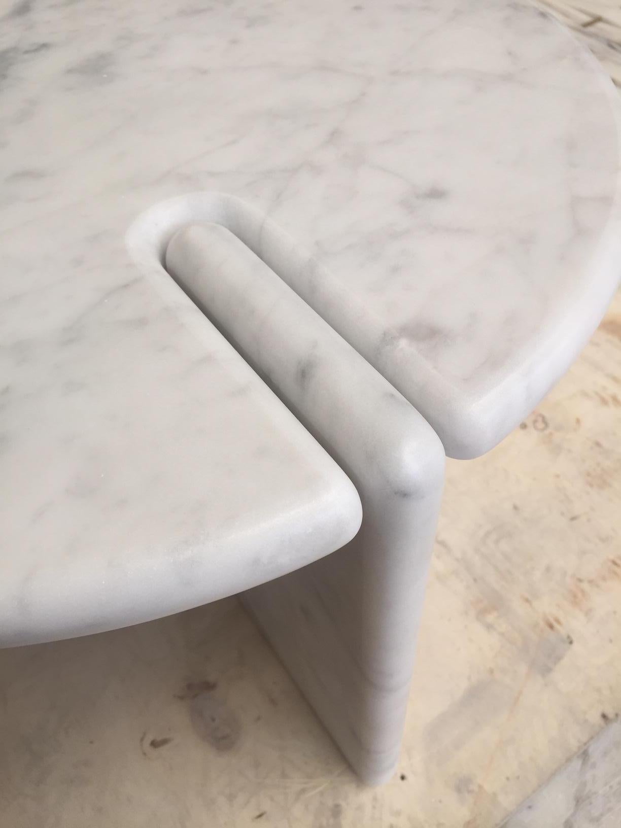 Matremonio Dining Room Table in White Carrara Marble by Kreoo im Zustand „Neu“ im Angebot in Seattle, WA