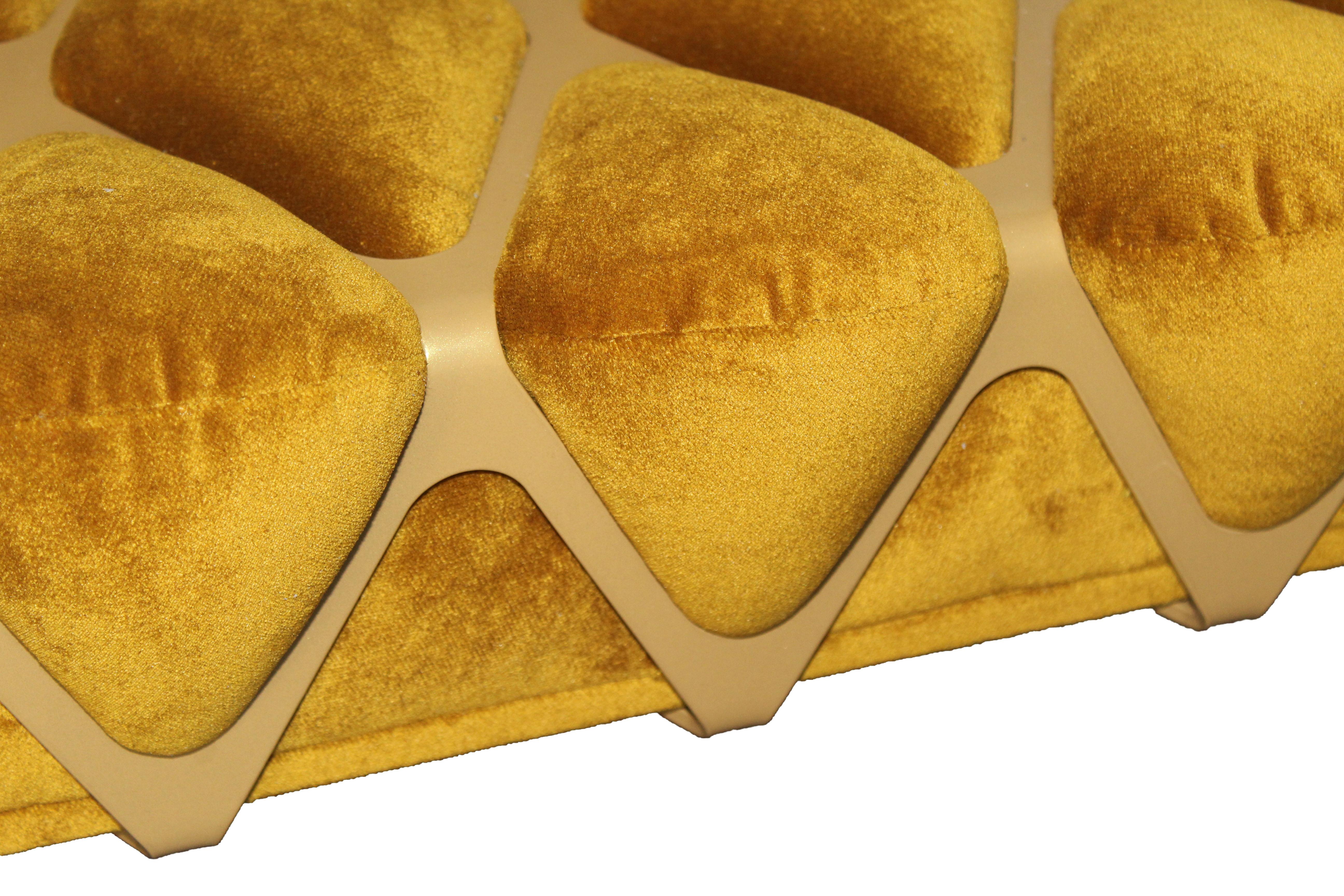 Anpassbarer handgefertigter Beistellstuhl aus organischem Gold aus Stahl und Samt von Tawla im Angebot 4