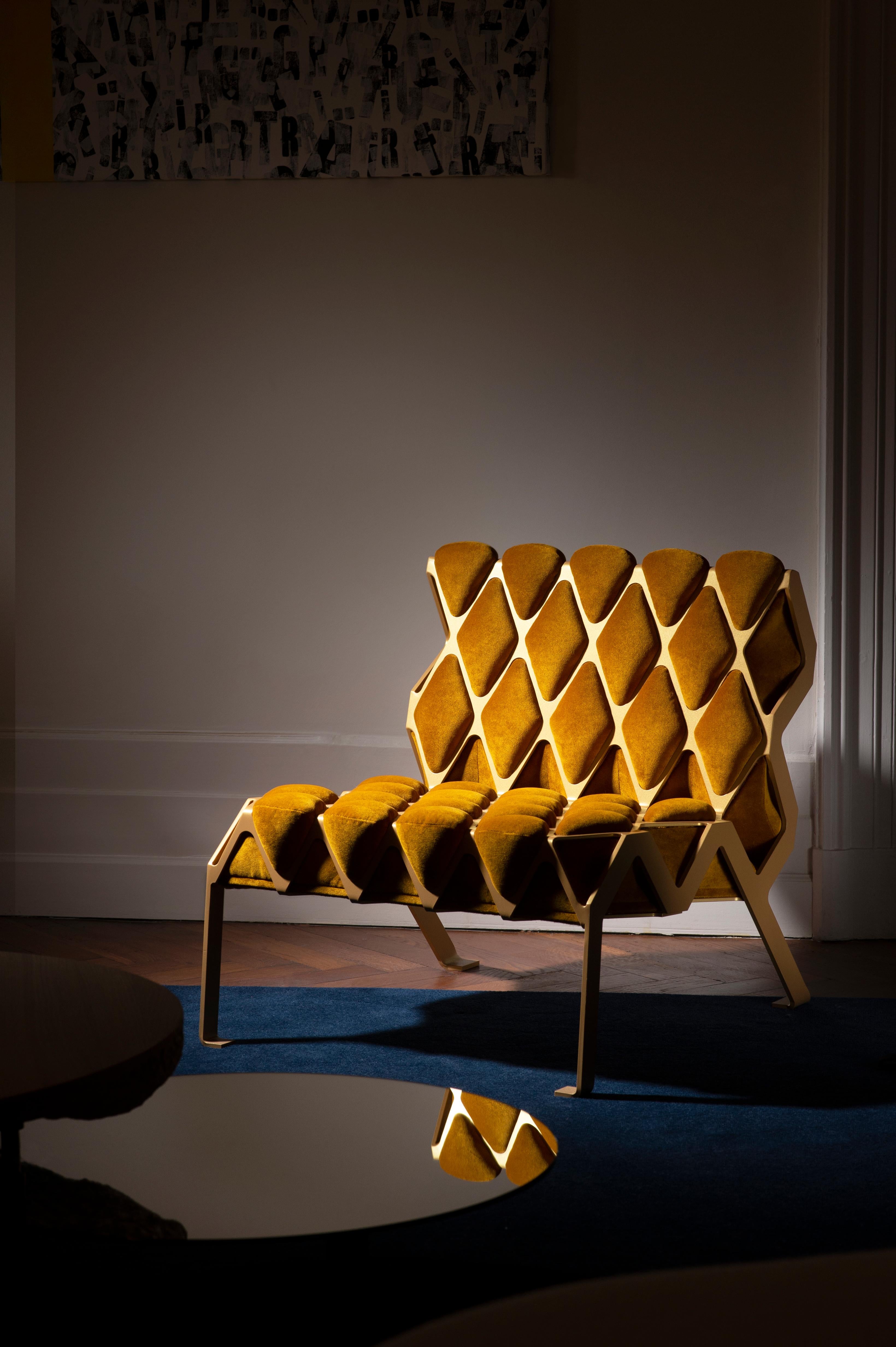 La chaise Matrice est un subtil corset d'acier qui comprime un matériau doux et confortable ; un joli rappel du savoir-faire traditionnel italien, lorsque le verre soufflé assemblait la structure métallique de la lampe au début du 20e siècle. 

La