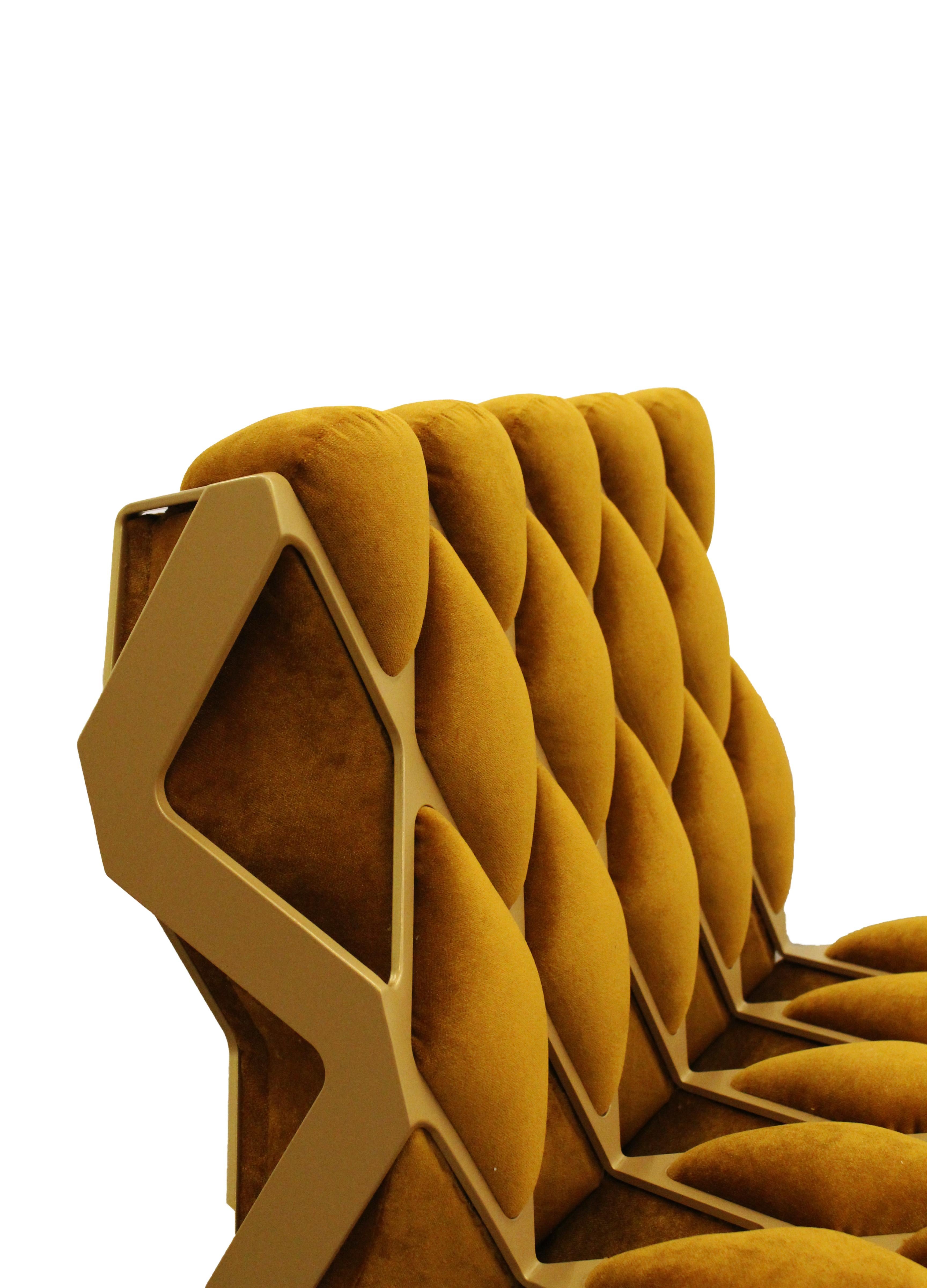 Anpassbarer handgefertigter Beistellstuhl aus organischem Gold aus Stahl und Samt von Tawla (21. Jahrhundert und zeitgenössisch) im Angebot