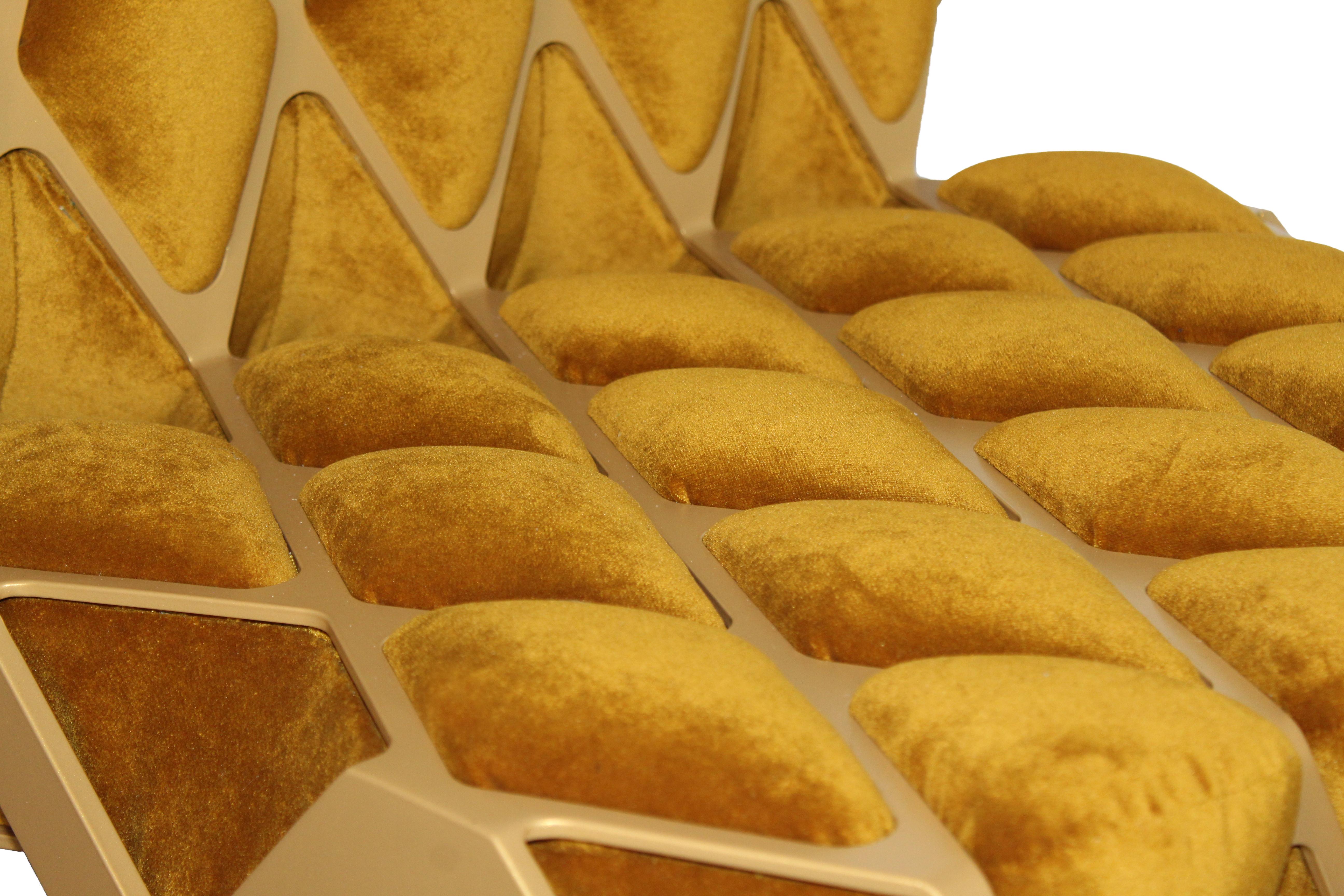 Tissu Chaise d'appoint personnalisable en acier et velours organique doré, faite à la main, par Tawla en vente
