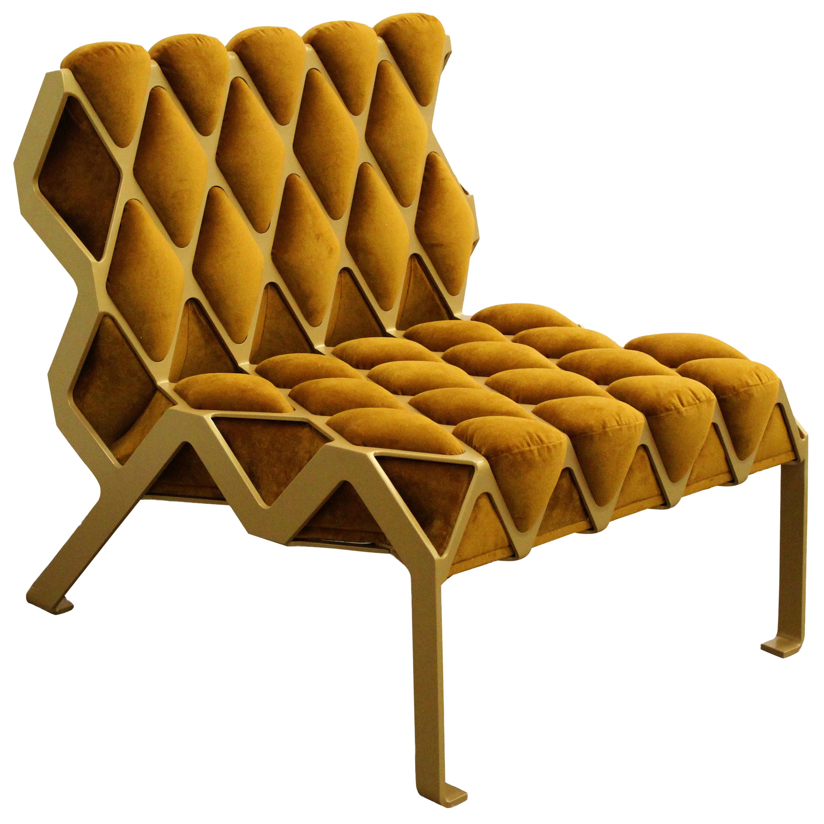 Chaise d'appoint personnalisable en acier et velours organique doré, faite à la main, par Tawla