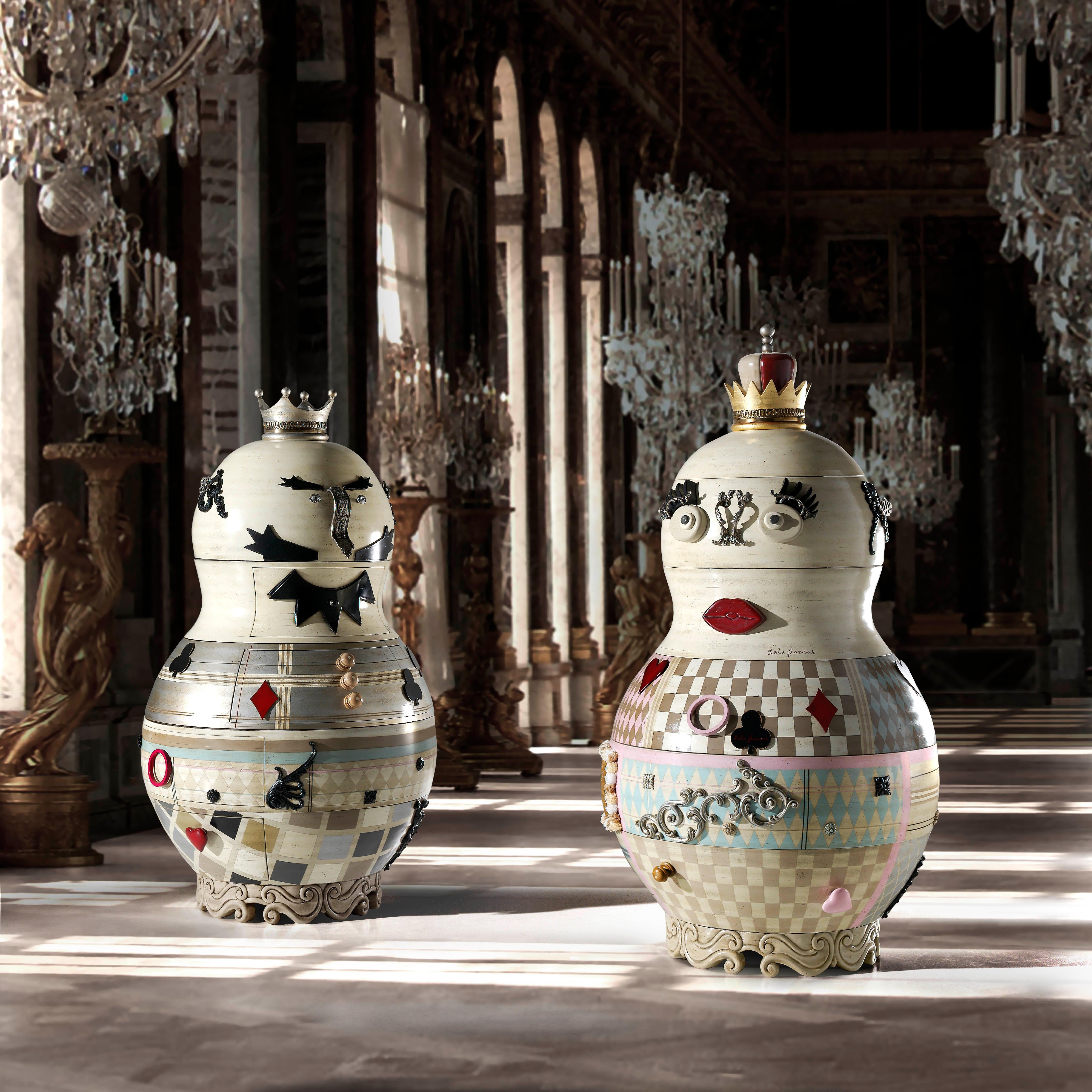 Under the protection of a theatrical environment and a dramatic spirit, we design our Matrioskas. They are four independent figures who could well play their role in the court of Felipe II, the same one in which intellectuals and artists,