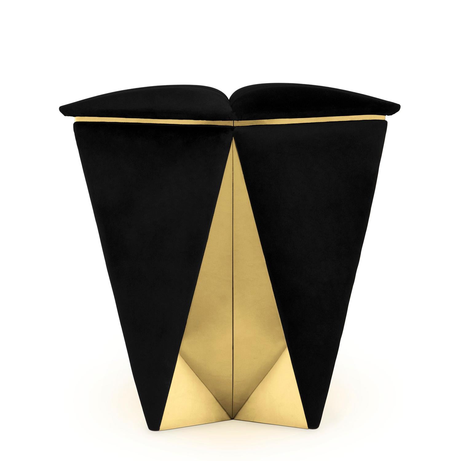 Stool Matris with structure in solid wood,
upholstered and covered with black velvet 
fabric, with polished brass sides from the base.