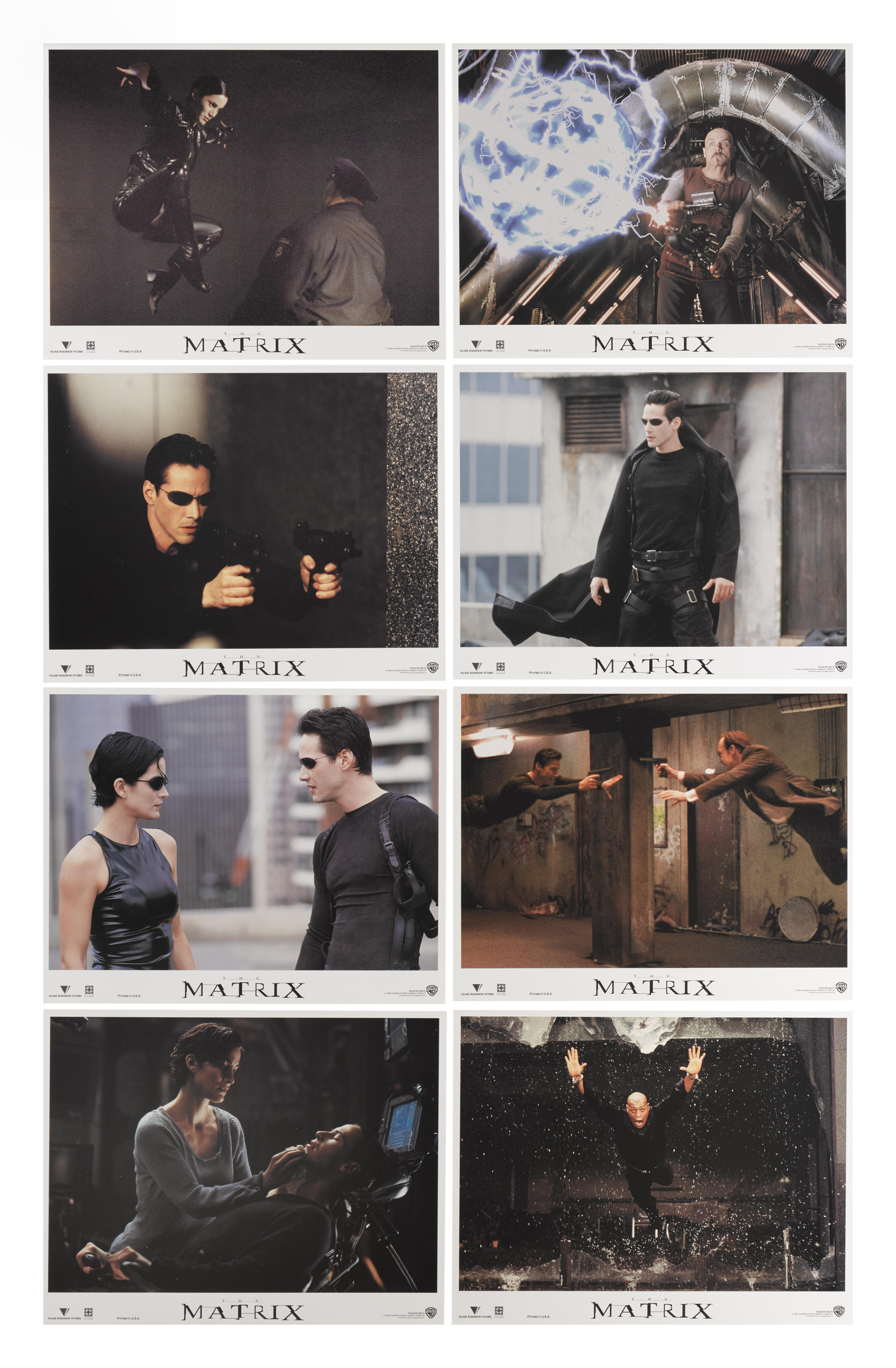 Original US-Satz von 8 Lobby-Karten für den Science-Fiction-Klassiker The Matrix, 1999.
Der Film wurde von Andy Wachowski und Lana Wachowski inszeniert.
Sie werden flach in einer sehr stabilen Verpackung verschickt.  von Federal Express.
