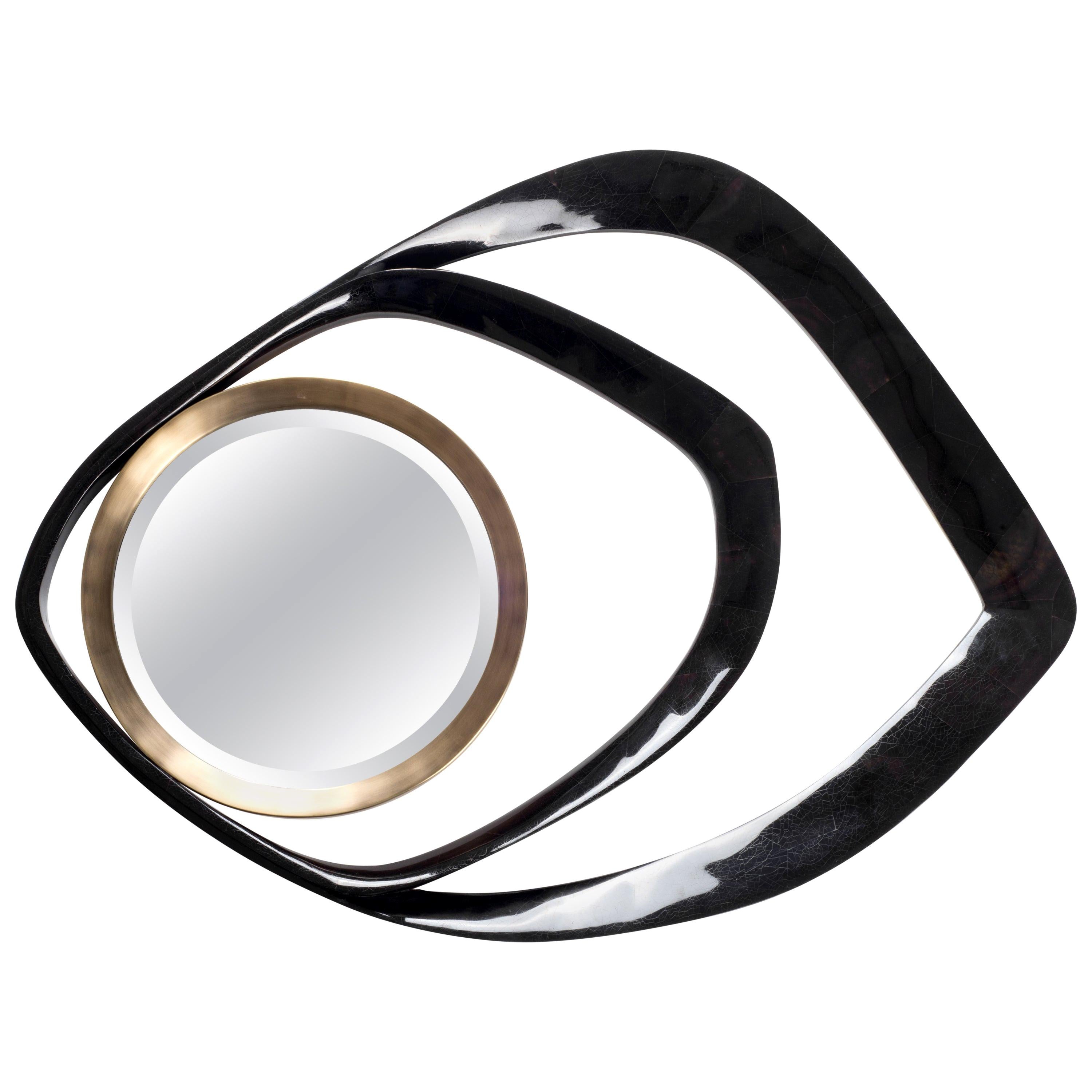 Miroir Matrix en coquille de stylo noir et laiton patiné de bronze par R&Y Augousti