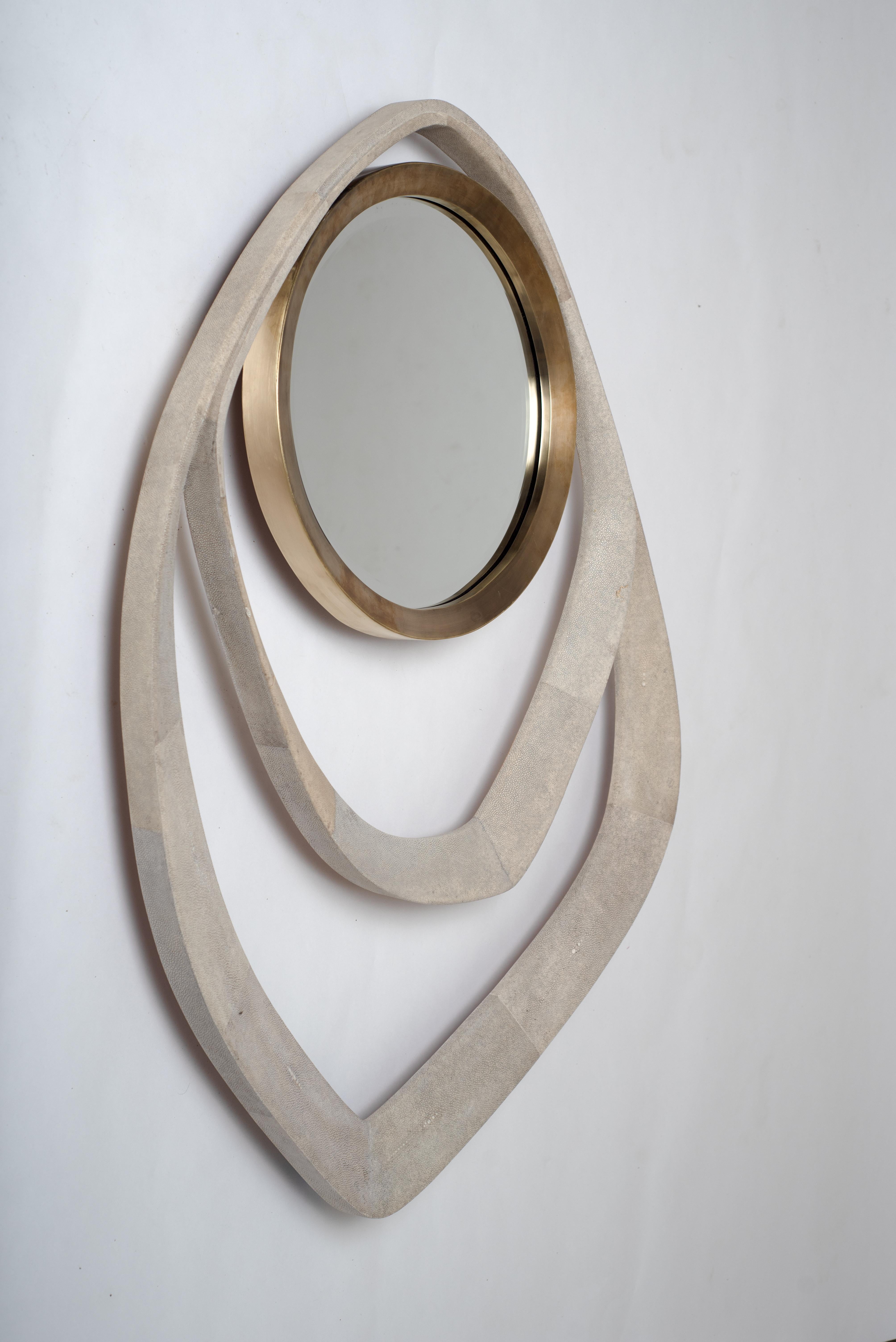 Art Déco Specchio Matrix in zigrino crema e ottone patinato di R & Y Augousti in vendita