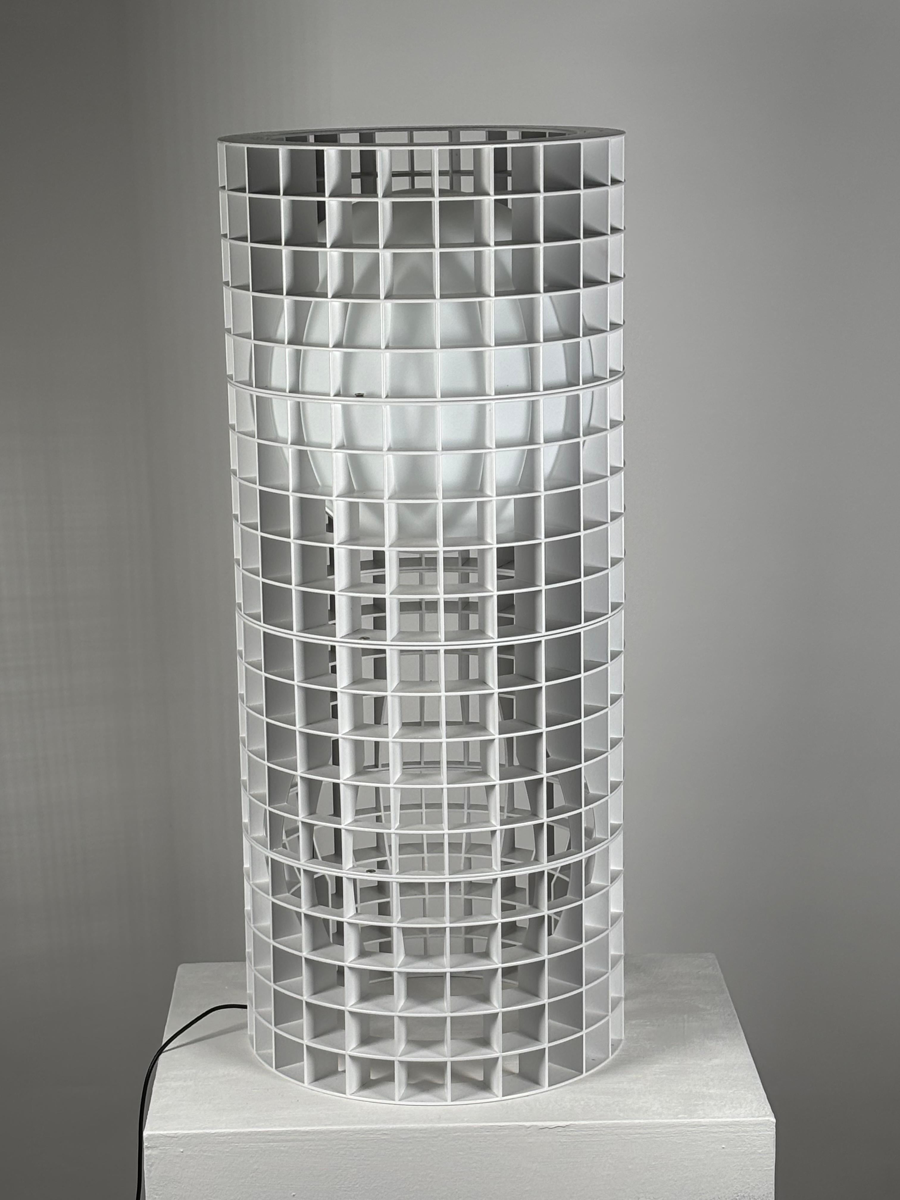 Tischleuchte, mit dimmbarem, diffusem Licht. Struktur aus lackiertem Metall und geätzte mundgeblasene Glaskugel. Netzkabel, Schalter und Stecker schwarz. Steckernetzteil mit austauschbaren Steckern (uk - usa -europe). Integrierte LED.

MATRIX ist