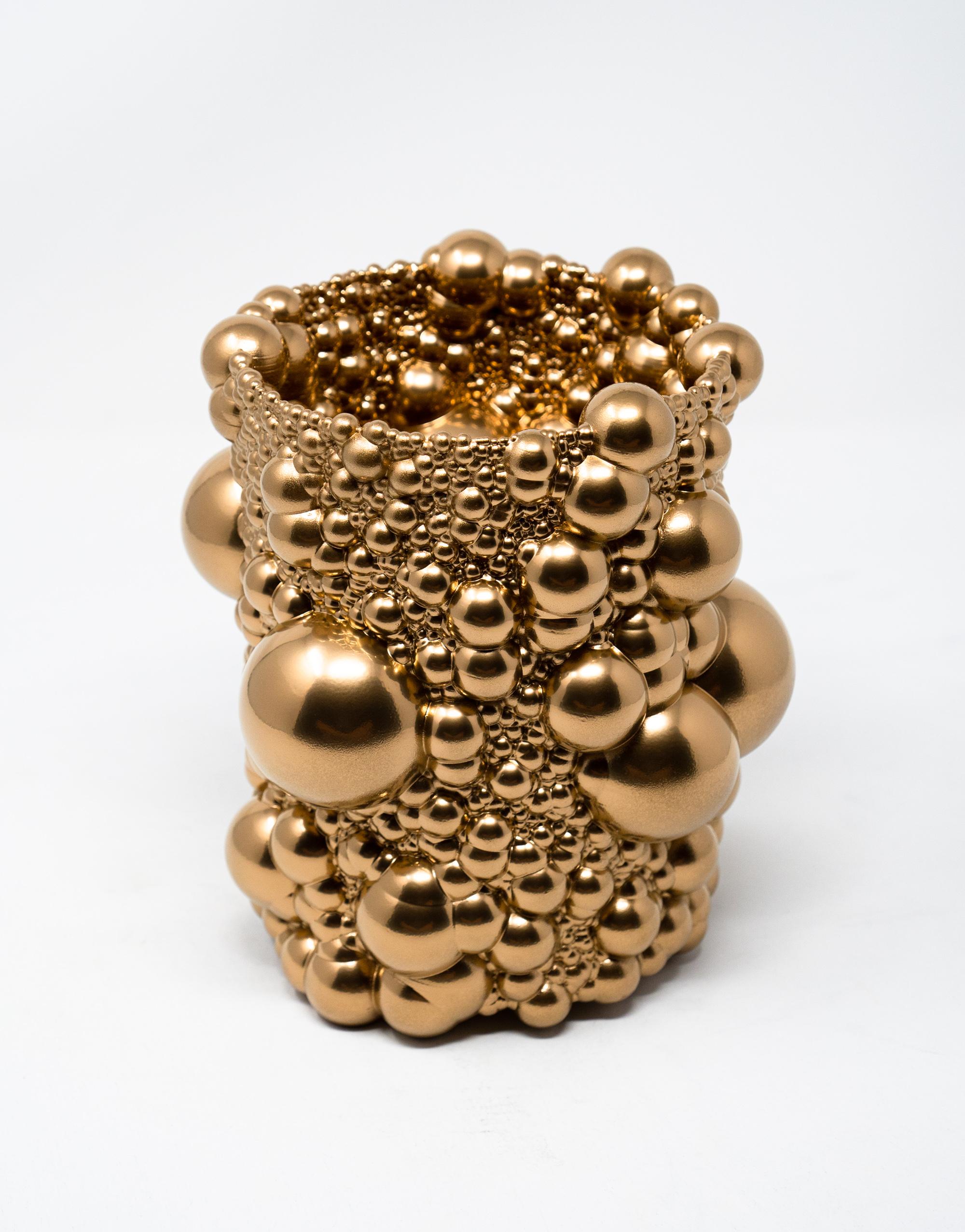Un vaso unico progettato proceduralmente a partire da migliaia di sfere distribuite in modo casuale in un volume. 

Realizzato con la produzione additiva, rifinito a mano e cromato in oro con un processo speciale.



Viviamo in un universo in
