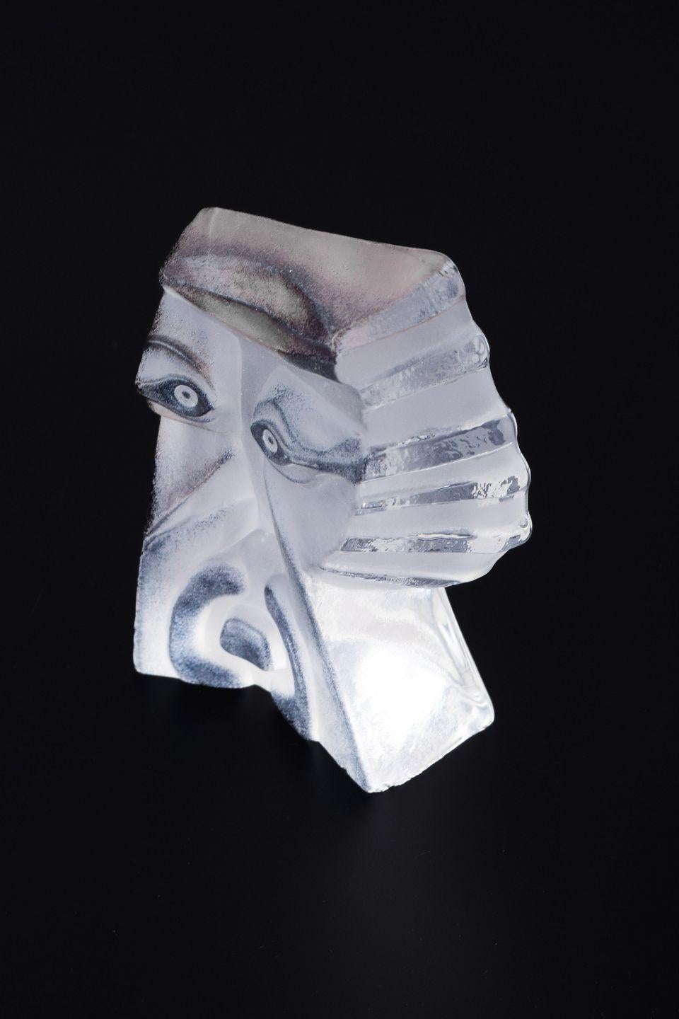 Moderne Mats Jonasson pour Målerås, Suède. Sculpture en cristal. La série Masqot Shama en vente