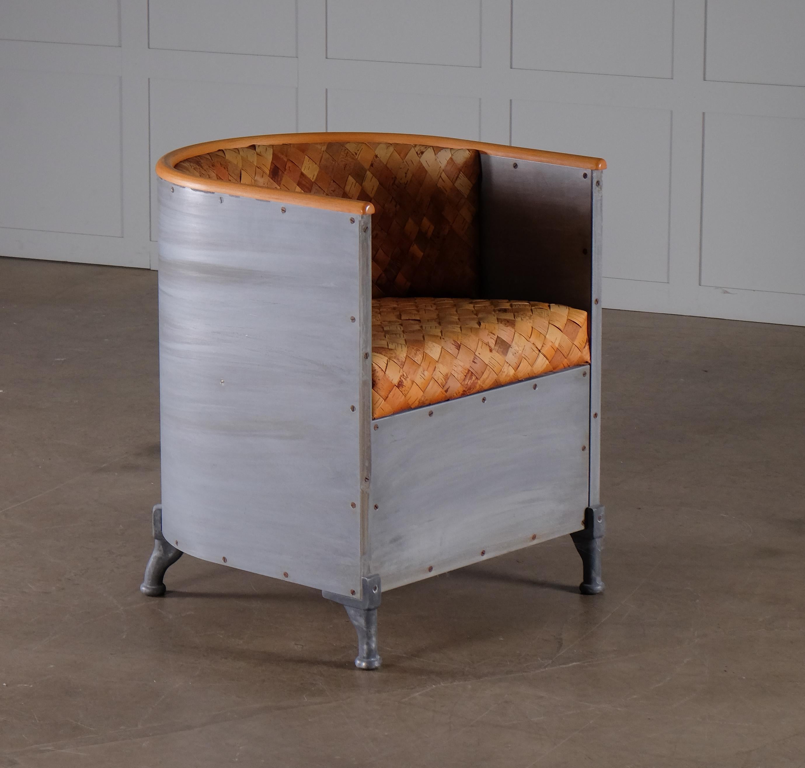 Chaise très rare de Mats Theselius produite par Källemo en 1990 dans une édition limitée à 50 chaises, cet exemple est le numéro 3.
Aluminium, Beeche, assise et dossier garnis d'écorce de bouleau tressée, en très bon état.

Fabriqué à 50 exemplaires