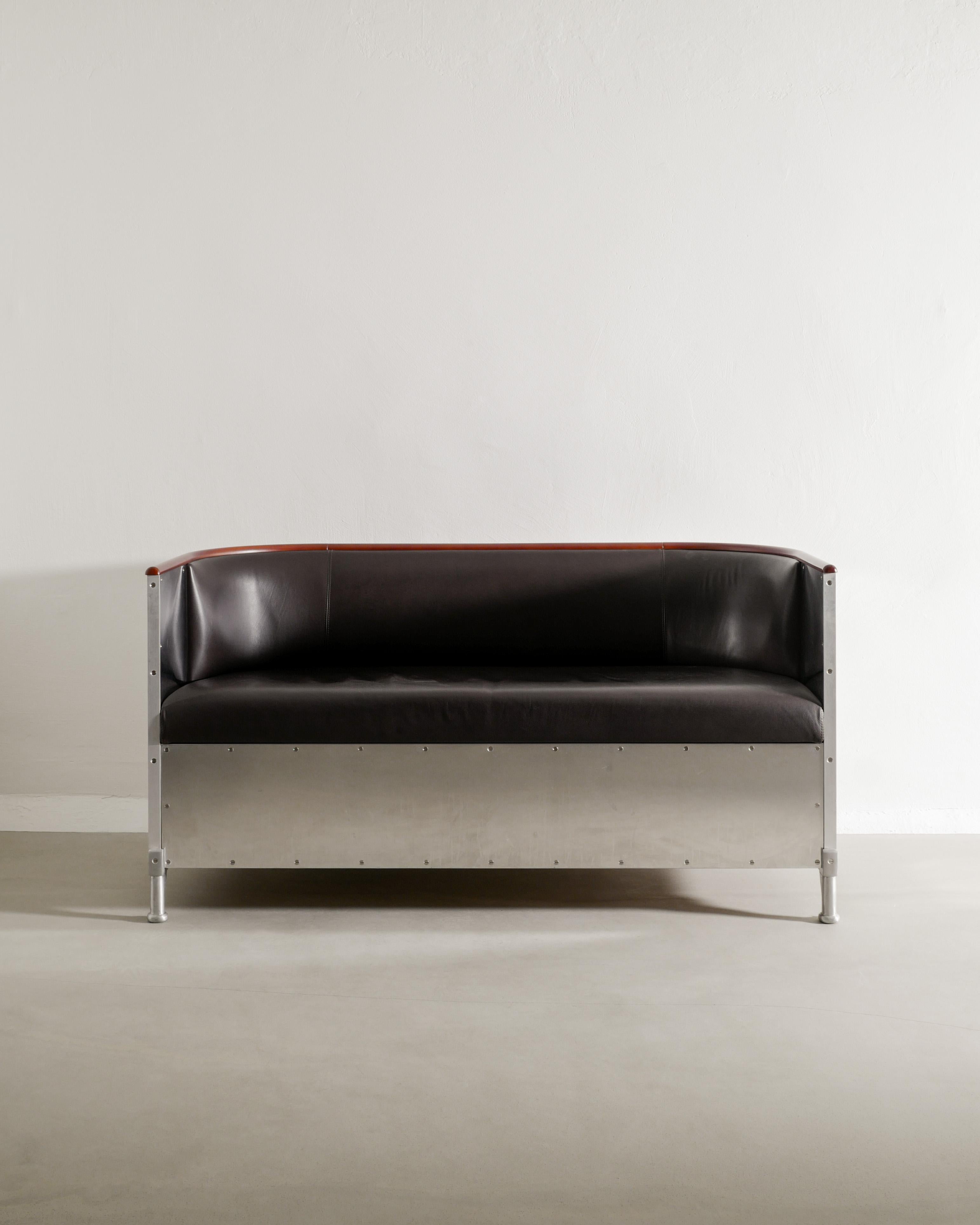 Rarissimo e speciale divano a due posti in cromo e pelle scura di Mats Theselius prodotto da Källemo Svezia negli anni '90. In ottime condizioni originali con leggeri segni dell'età e dell'uso. Acquistato dal proprietario originale. 

Dimensioni: H: