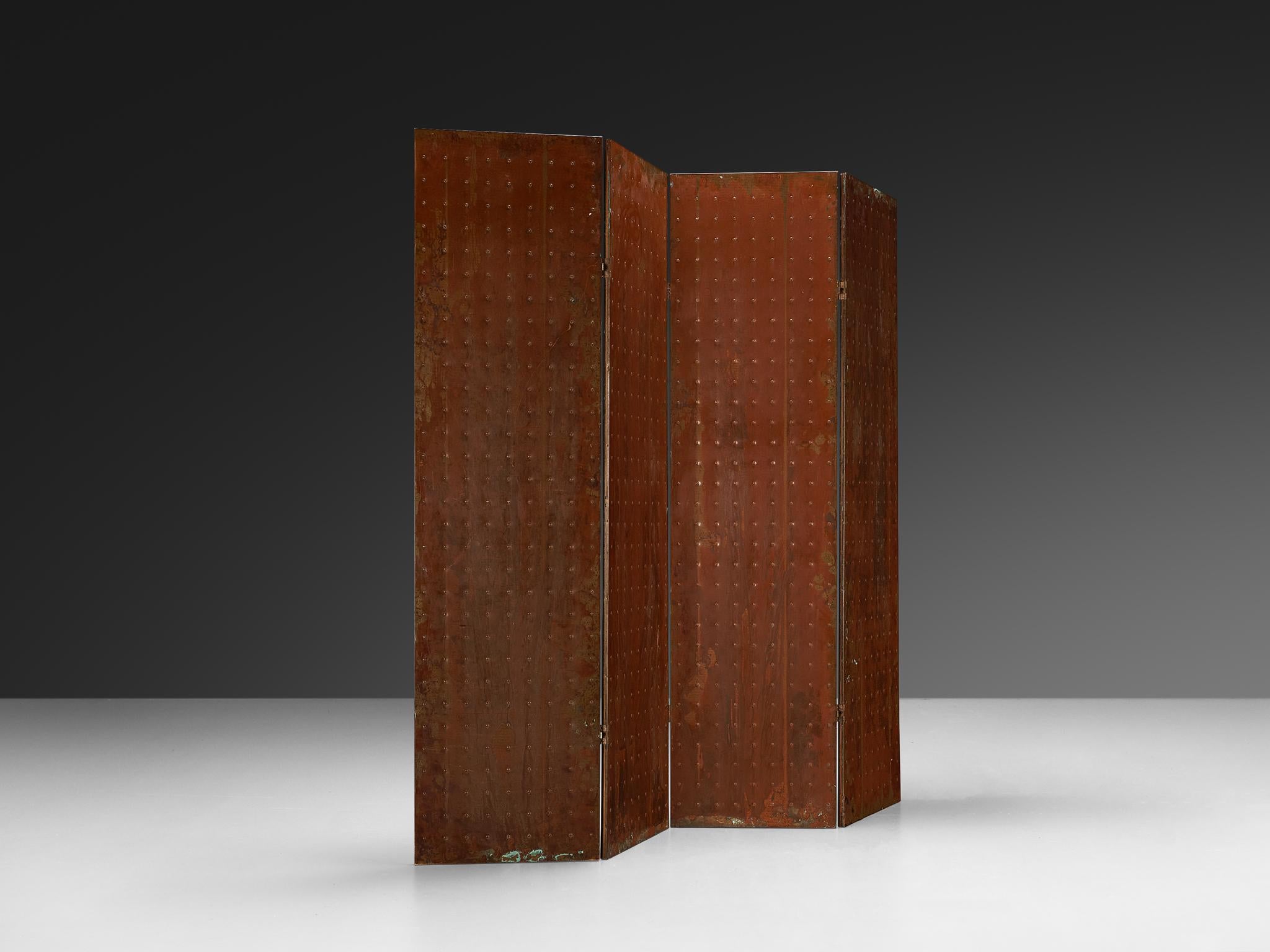 Mats Theselius per Källemo AB, paravento o divisorio pieghevole 'Rörligt Objekt' in edizione limitata, no. 30/100, rame patinato, legno, Svezia, dopo il 1989

Progettato da Mats Theselius per Källemo AB, questo schermo pieghevole o divisorio porta