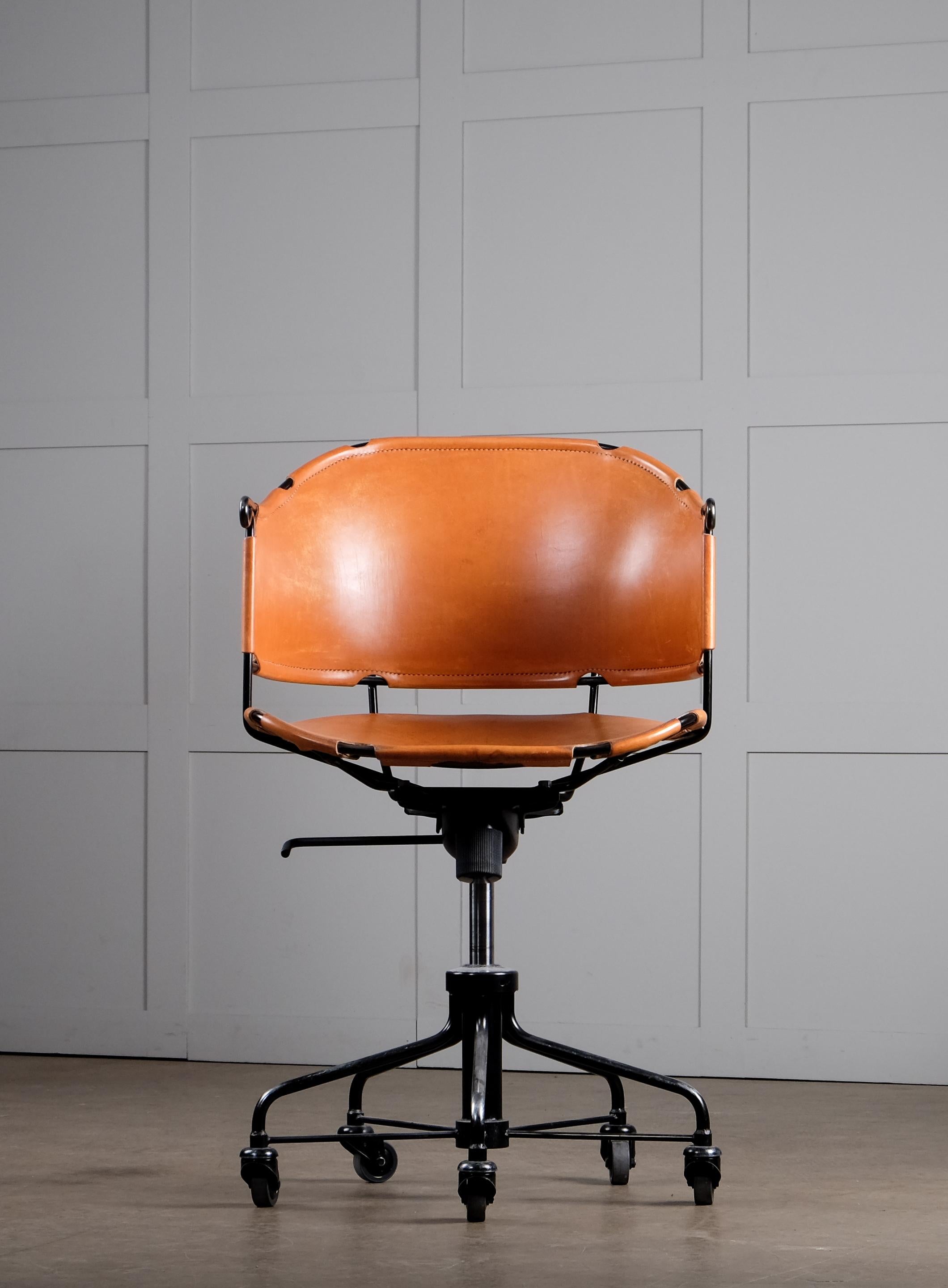 Prodotto da Källemo, Svezia.
Pelle marrone cognac e acciaio laccato nero.

Altezza della seduta: 42-52 cm
Altezza: 78-88 cm

Larghezza: 53 cm 
Profondità: 50 cm 