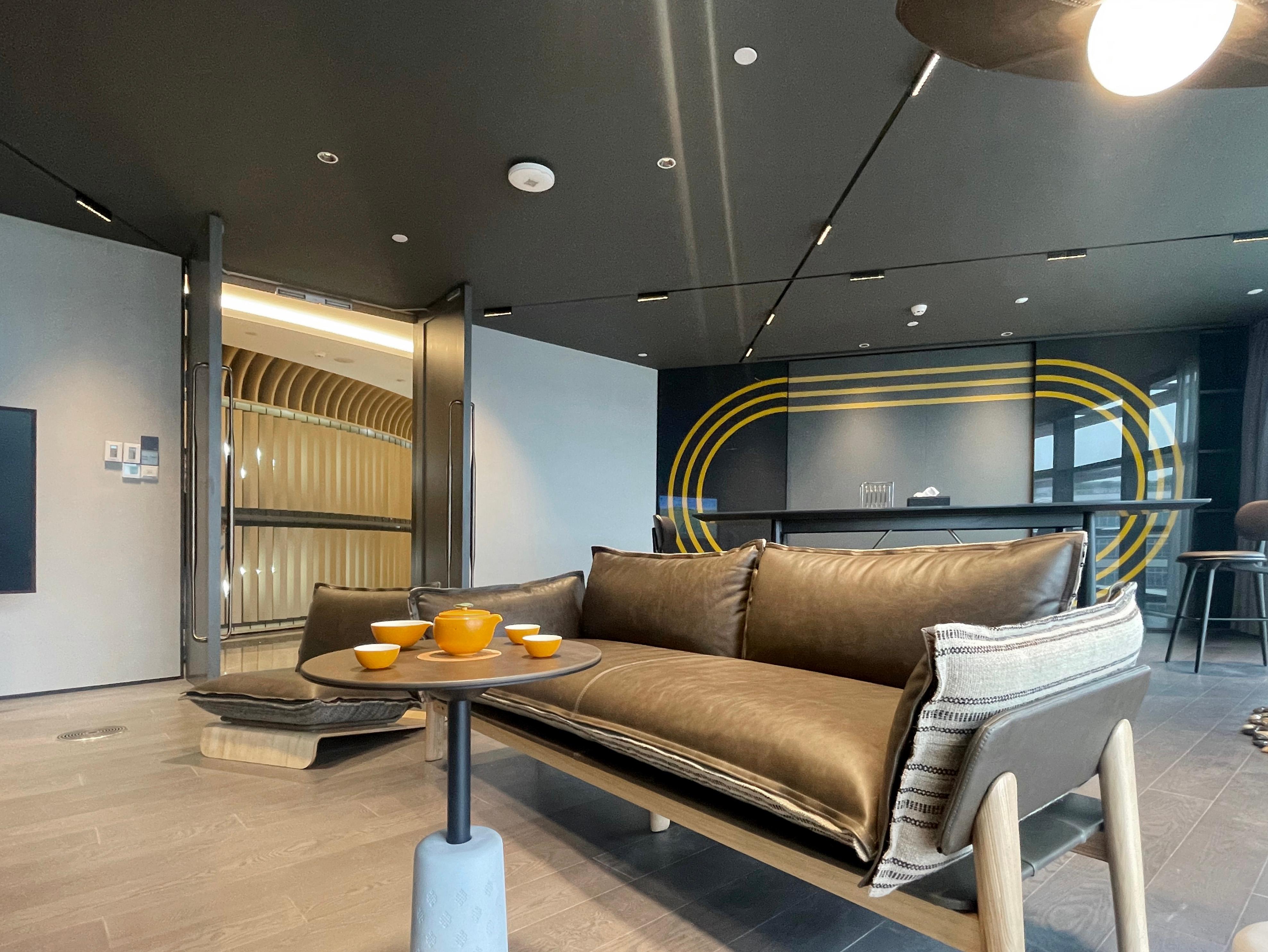 Fait main Table basse Drumroll collection Matsu Nomadic de Joeri Reynaert en vente