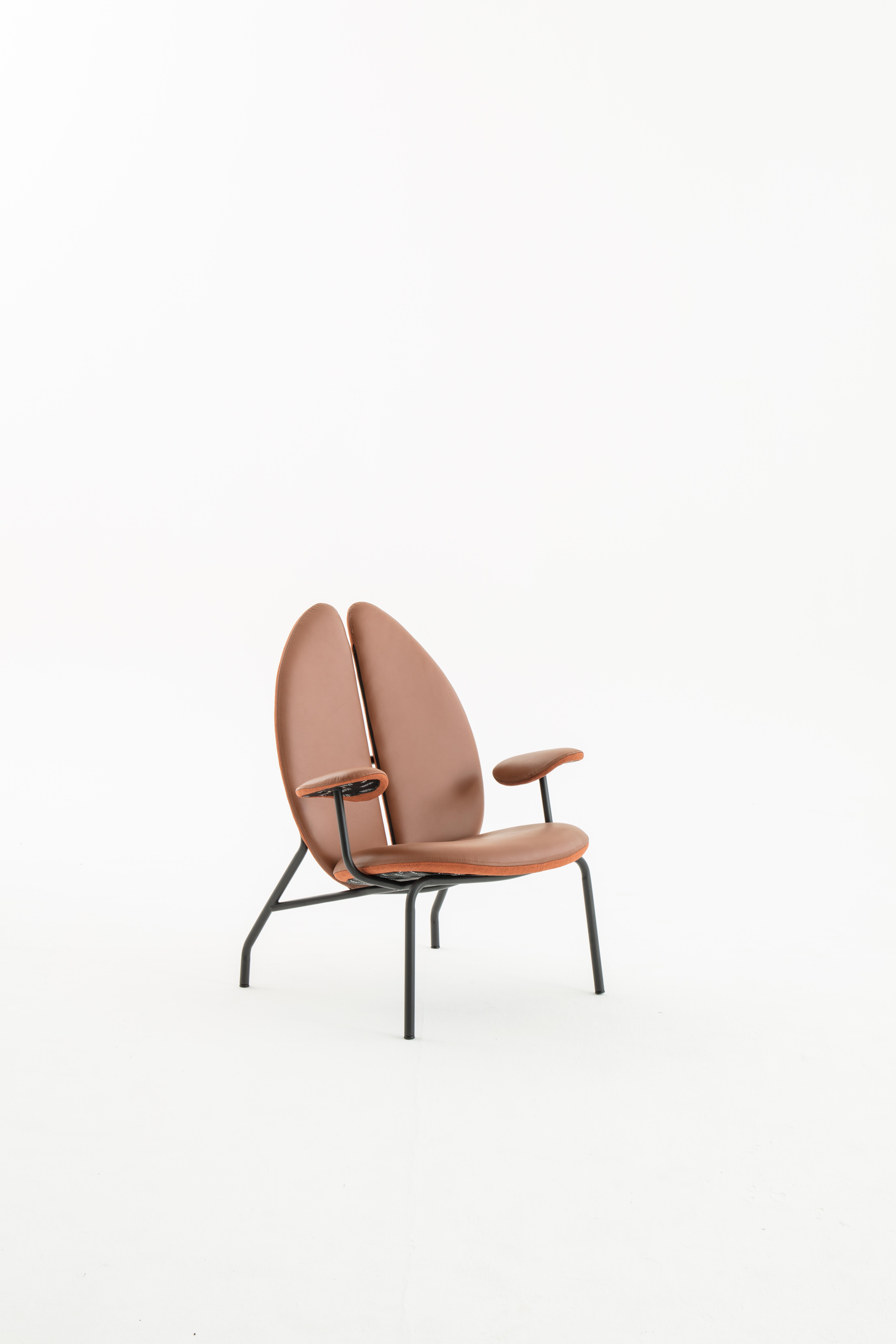 Scopri la squisita maestria e il design unico della Nomad Coffee Lounge Chair, un pezzo straordinario che eleverà il tuo spazio vitale promuovendo al contempo pratiche sostenibili. Questa sedia è realizzata meticolosamente con pelo di yak e pelle di