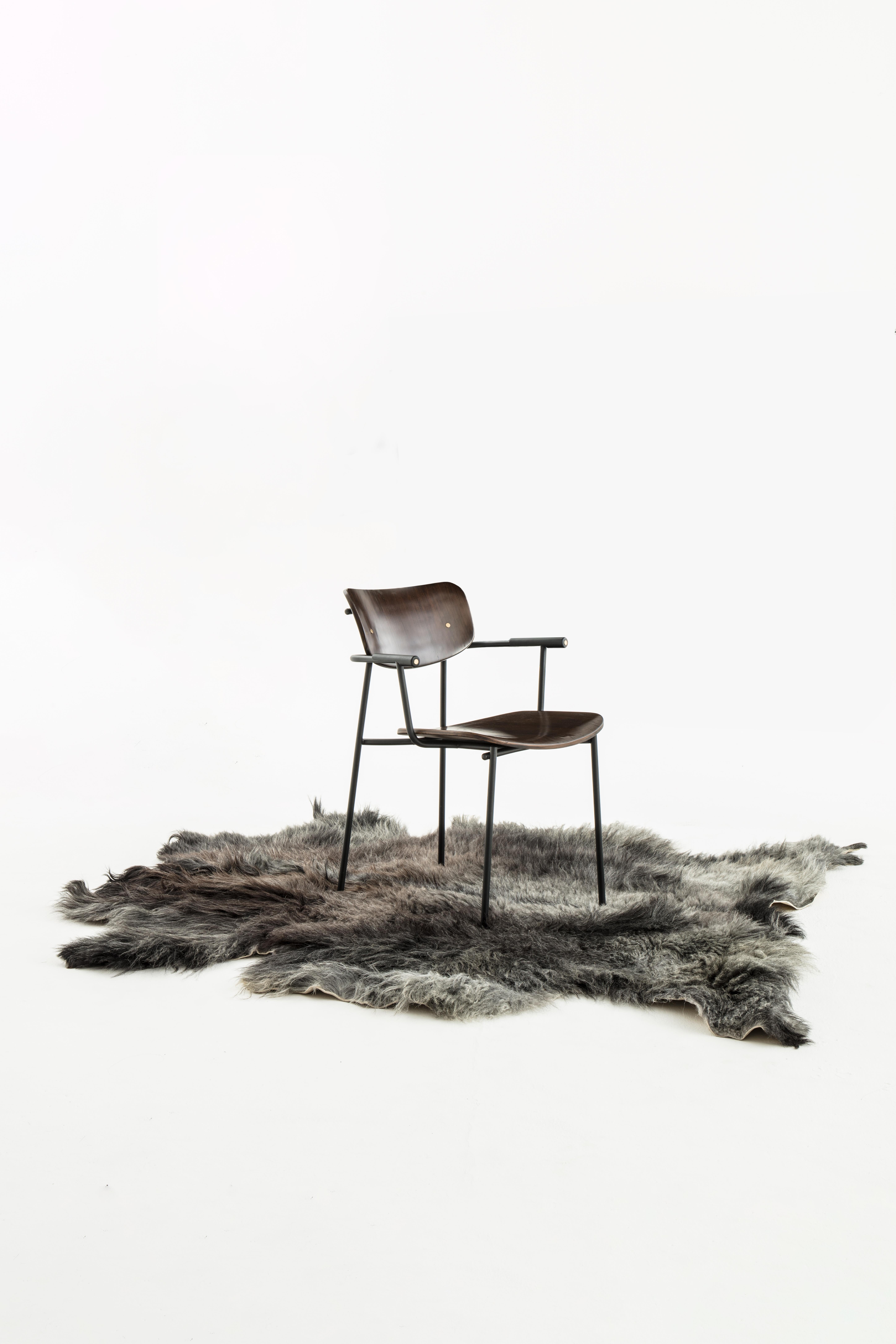 Silla de comedor Nomad Horns - Una obra maestra de artesanía y confort

La Silla Nomad Horns es una exquisita mezcla de diseño moderno y artesanía atemporal. Con sus elegantes paneles de madera termocurvada y sus tableros de asiento meticulosamente
