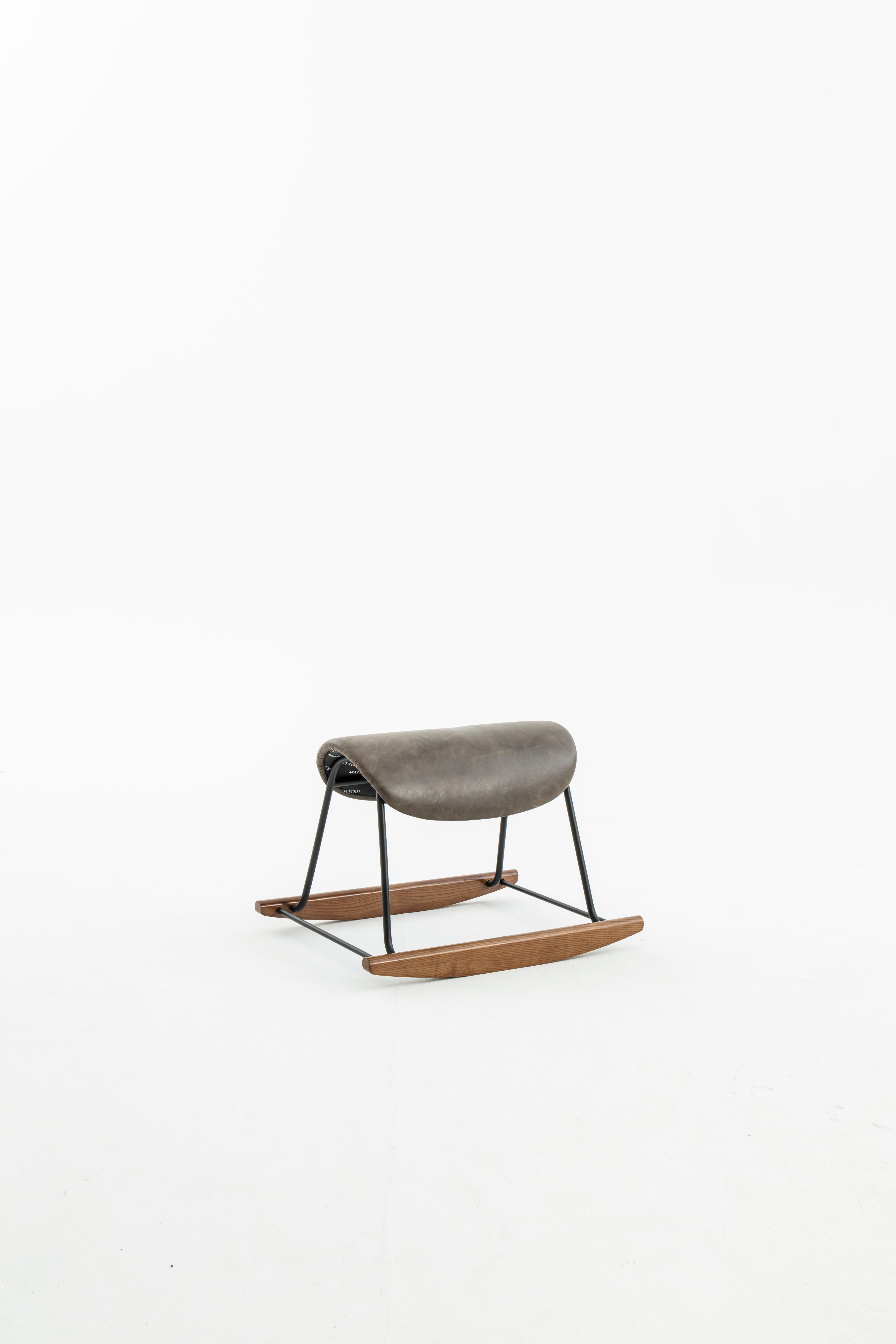 ON STOCK IN RUST RED IN GERMANY 

Experience the freedom of movement and creativity with the NOMAD Wrangler - Design Rocking Chair. Designed to blend relaxation with functionality, this innovative stool transforms any workspace into a dynamic hub of