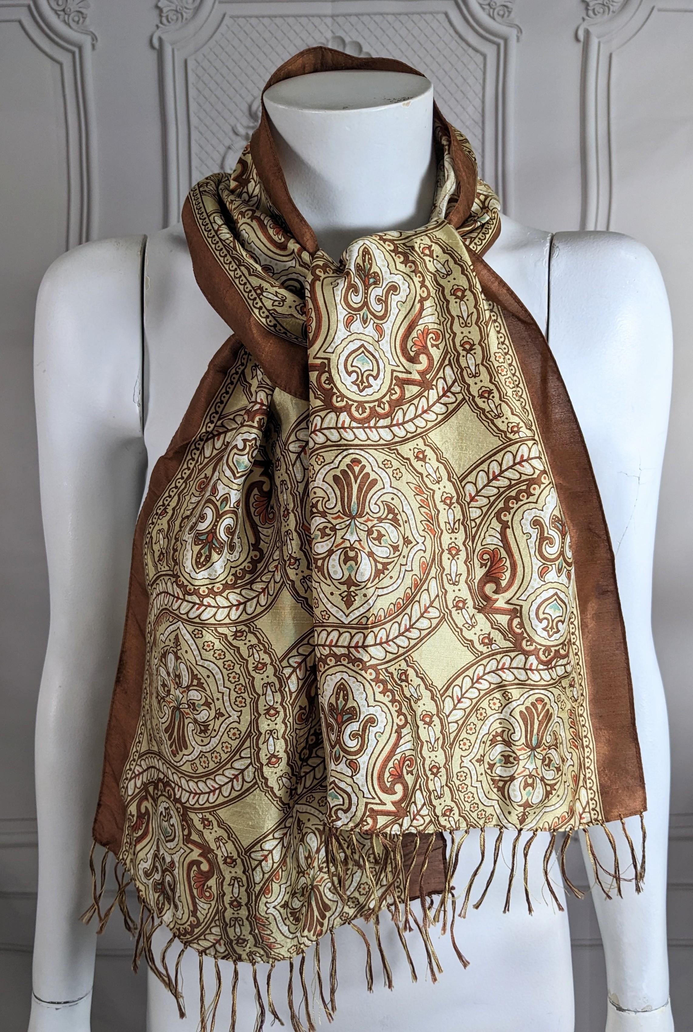 Matsuda China Silk Fringed Scarf aus den 1980er Jahren. Die Linie Nicole wurde stark von der romantischen englischen Ästhetik inspiriert. Bedruckte Porzellanseide mit handgefransten Enden. 50
