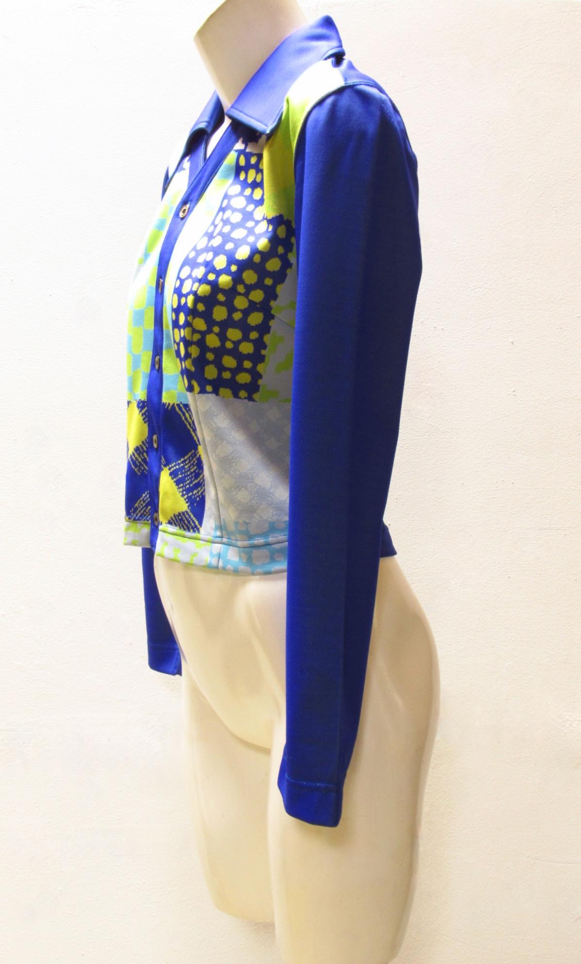Diese kurzärmelige Hemdjacke in verspielten, leuchtenden Blau-, Grün- und Gelbtönen stammt von Vintage Matsuda, Yukio Kobayashi. Einfaches Styling mit V-Ausschnitt und Knöpfen vorne.  