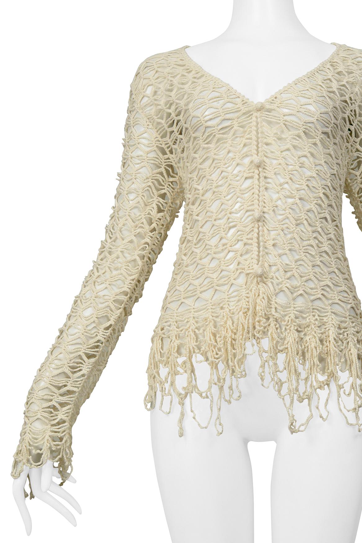 Resurrection è entusiasta di offrire un maglione cardigan Matsuda bianco sporco vintage prodotto in Giappone. Presenta un corpo in maglia fantasia, maniche lunghe, scollo a V e orlo con frange di corda. 

* Matsuda
* Taglia: Media
* Fabrice: 100%