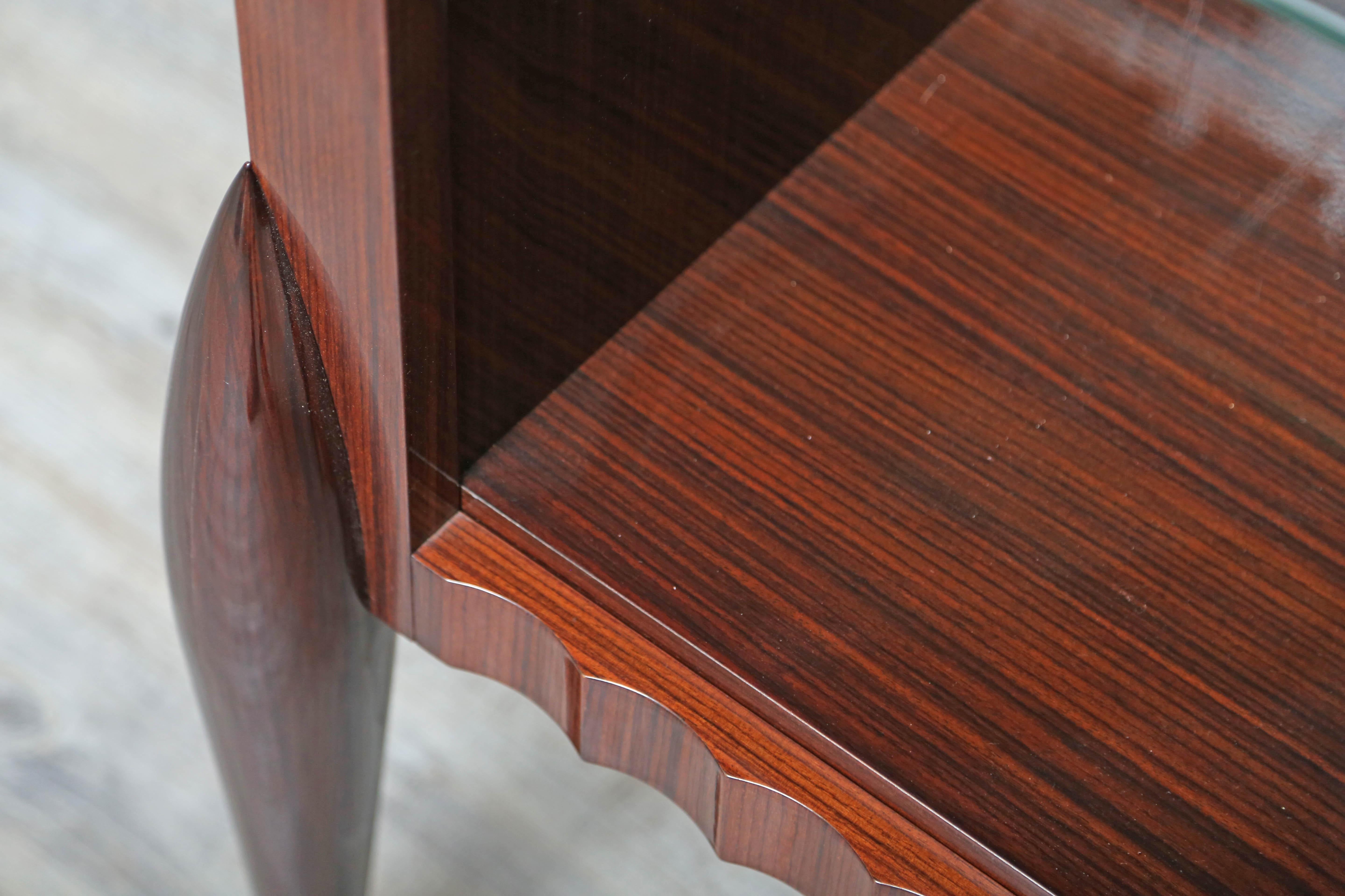 Rare, seulement 5 fabriqués, barre en bois de rose. Ce magnifique bar est l'accent parfait pour tout bar, bureau, salon ou salle à manger. Fabriqué à la main au Japon à partir de bois de rose. Cette pièce d'héritage ne fera qu'augmenter en valeur.