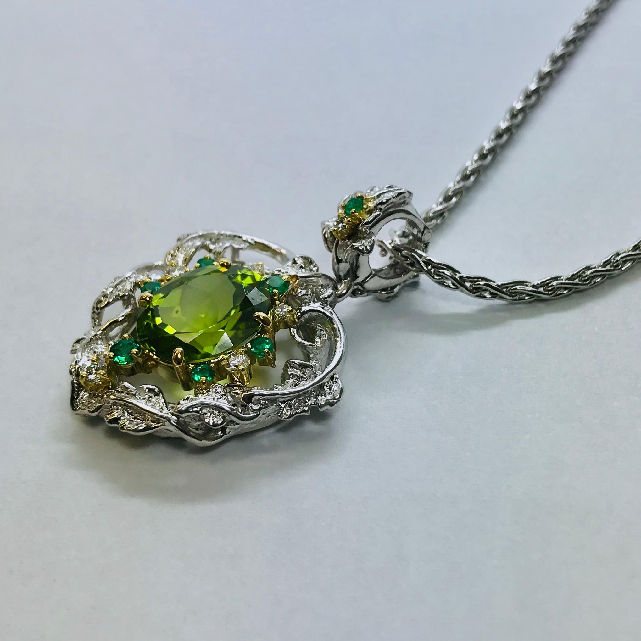 All buyers outside of Japan will receive -10% tax exemption from the list price. 
Please inquire for details.
Peridot : 4.91ct Emerald : 0.24ct / Diamonds : 0.16ct
Approximate Size of the center stone : L9.85mm W11.55mm
Necklace Chain K18