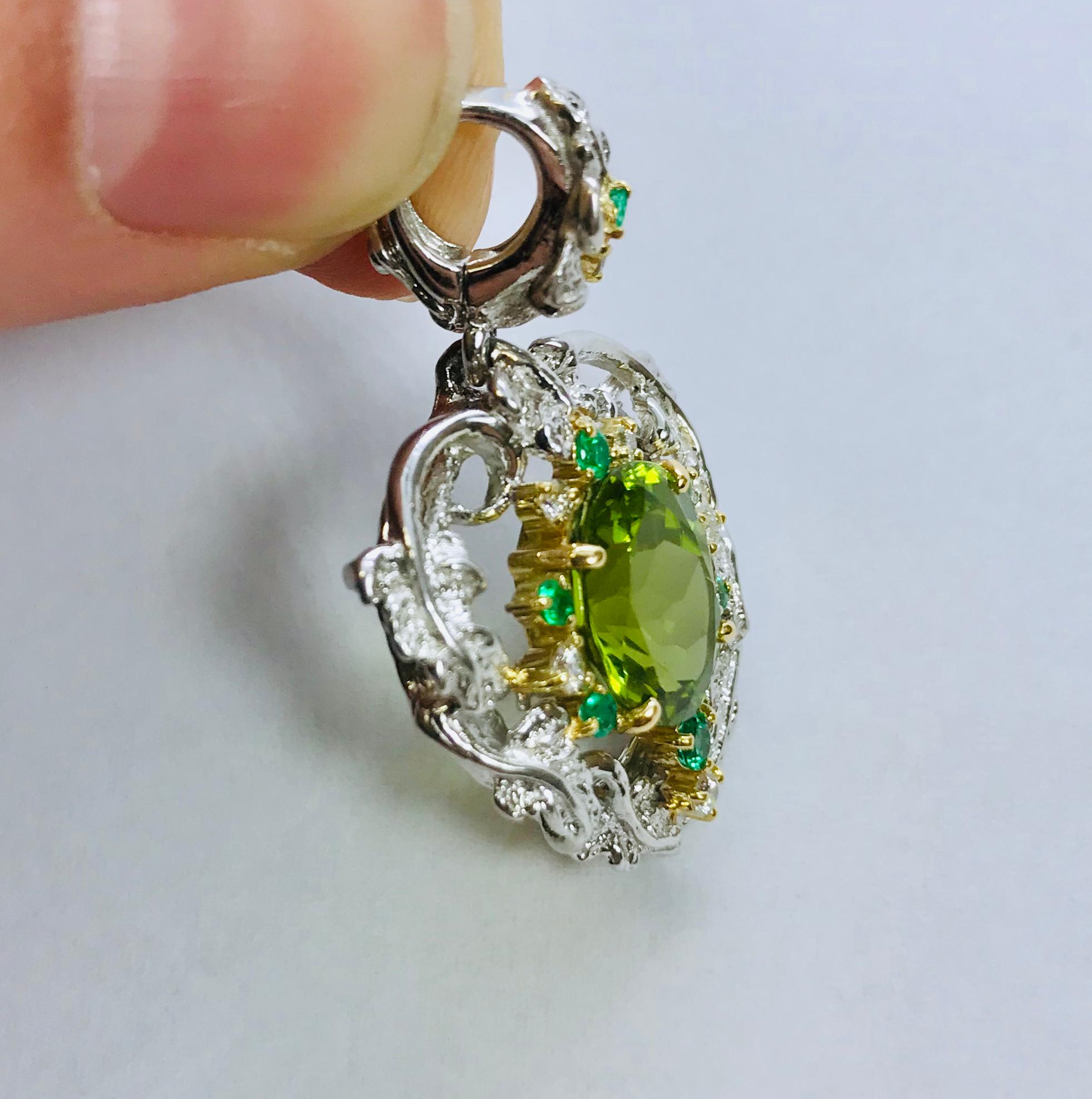 Matsuzaki PT900/K18 Oval Peridot Foliage Emerald Diamond Pendant Necklace In New Condition For Sale In Tokyo, JP