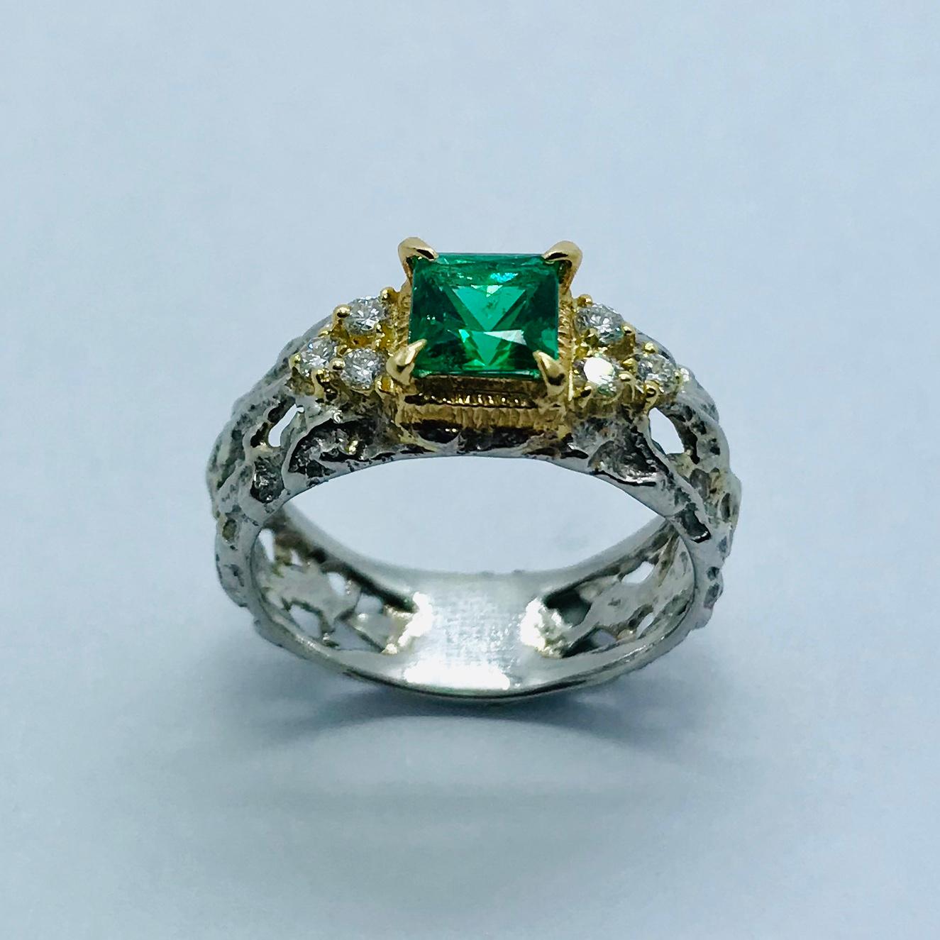 All buyers outside of Japan will receive -10% tax exemption from the list price. 
Please inquire for details.
Emerald : 0.75ct / Diamonds : 0.17ct
Approximate Size of the center stone : L5.6mm W5.4mm
Size: #12.5 US6.5 EU52.5
Unique Piece / Brand New