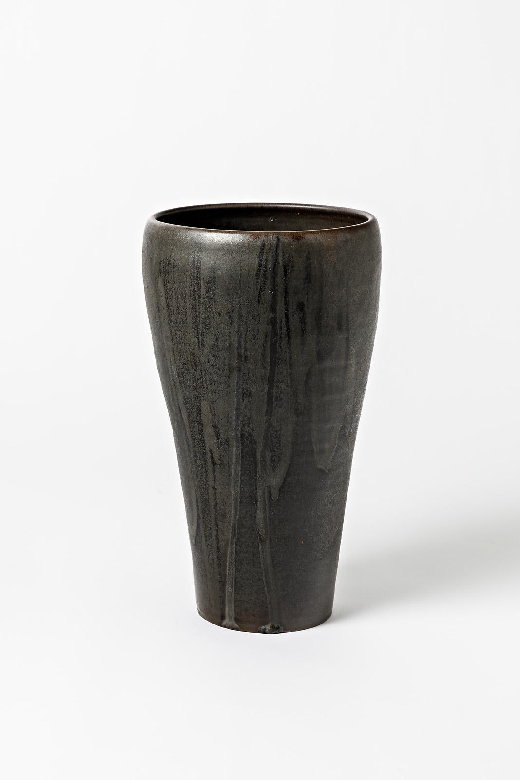 Matt and shiny black glazed stoneware vase by Roger Jacques.
Artist signature under the base « R. Jacques ». 
Circa 1960-1970.

H : 11.8’ x 6.5’ inches.