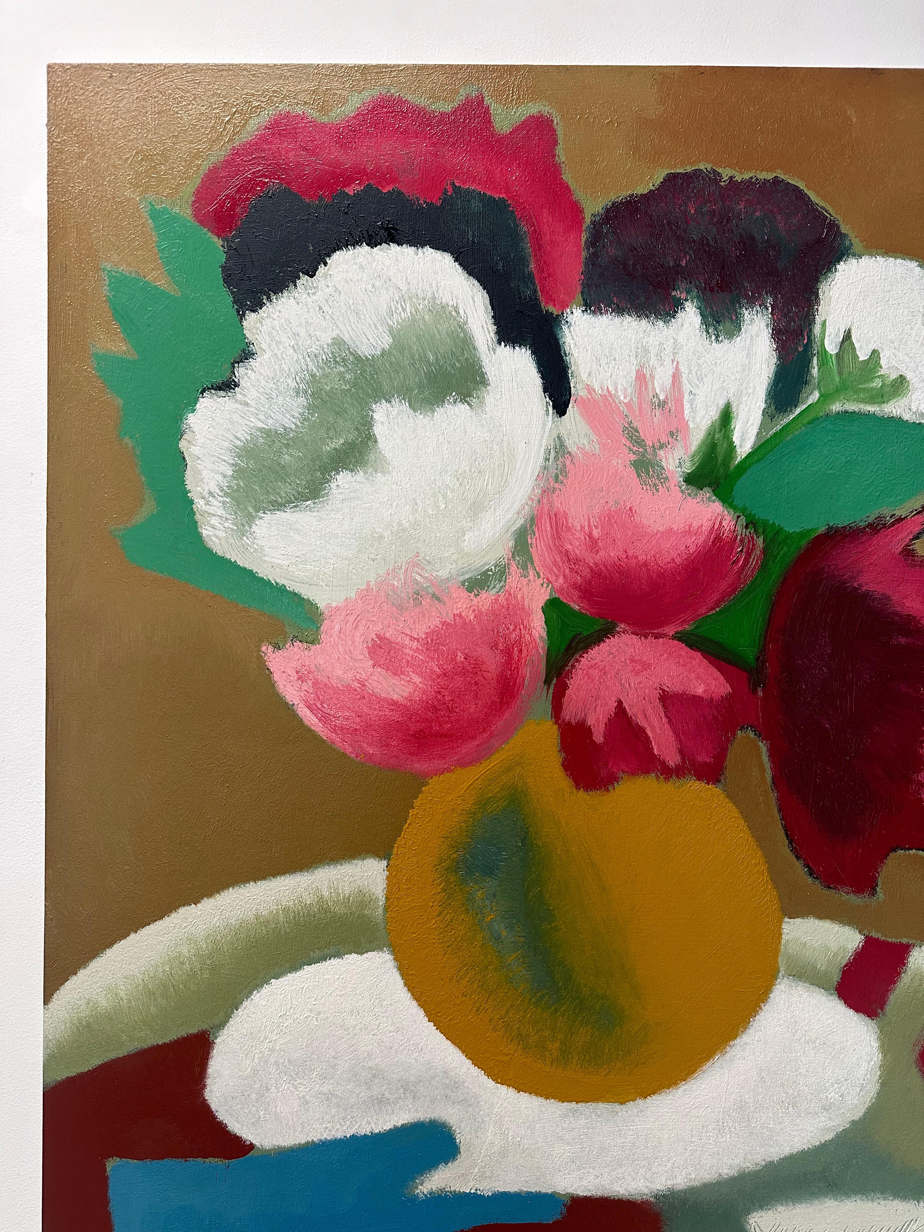 Une nature morte contemporaine peinte à l'huile avec des pivoines magenta, roses, blanches et violet foncé dans un vase de couleur ocre moutarde, un gant bleu et une tasse à thé blanche sur un fond brun chaud. Signé au recto, signé, daté et titré au