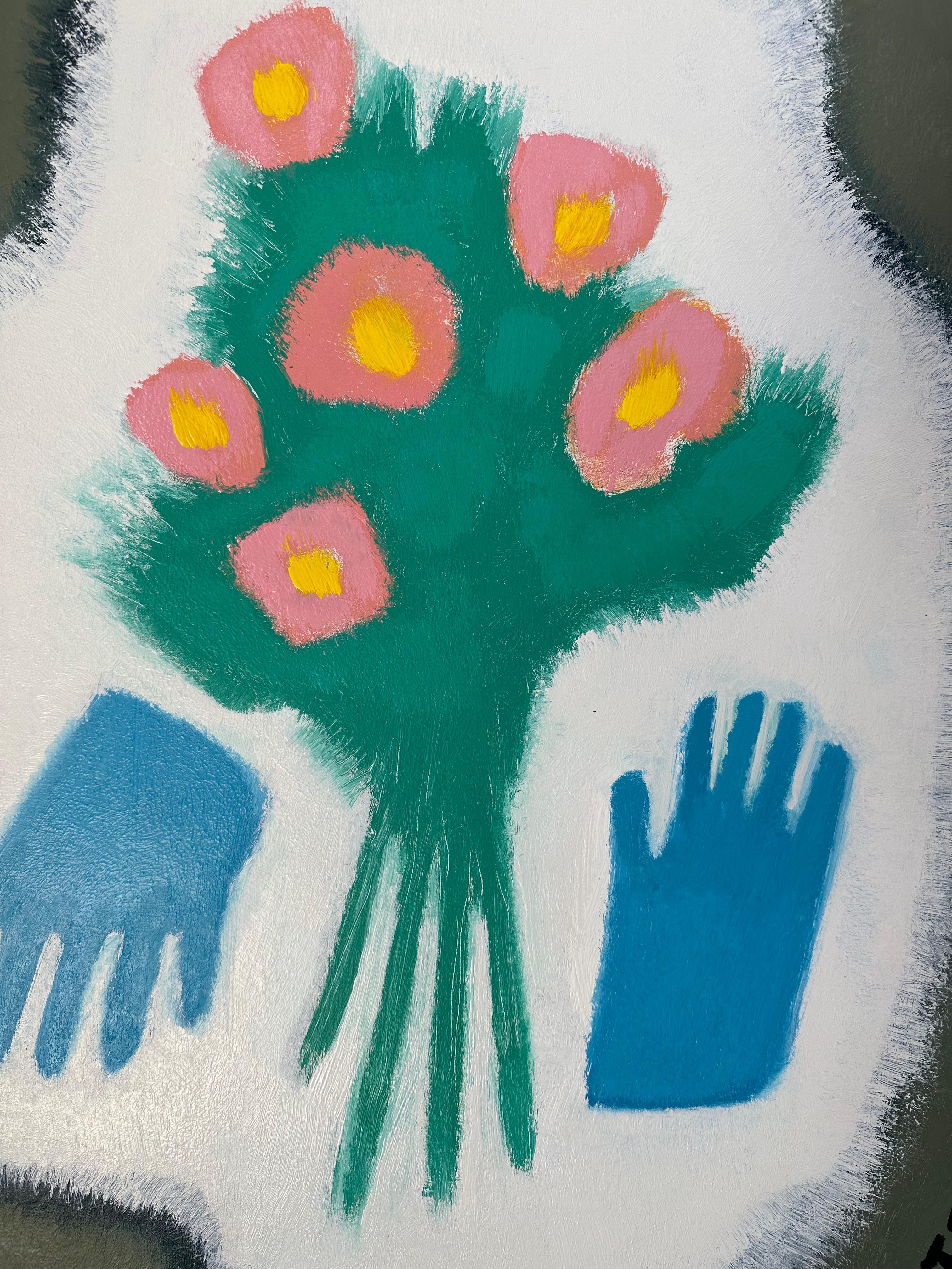 Dans cette peinture contemporaine à l'huile sur panneau, une nature morte composée de roses roses et de gants d'appât en caoutchouc bleu sur une planche à découper blanche se détache sur un fond vert sauge et noir. Signé au recto, signé, daté et